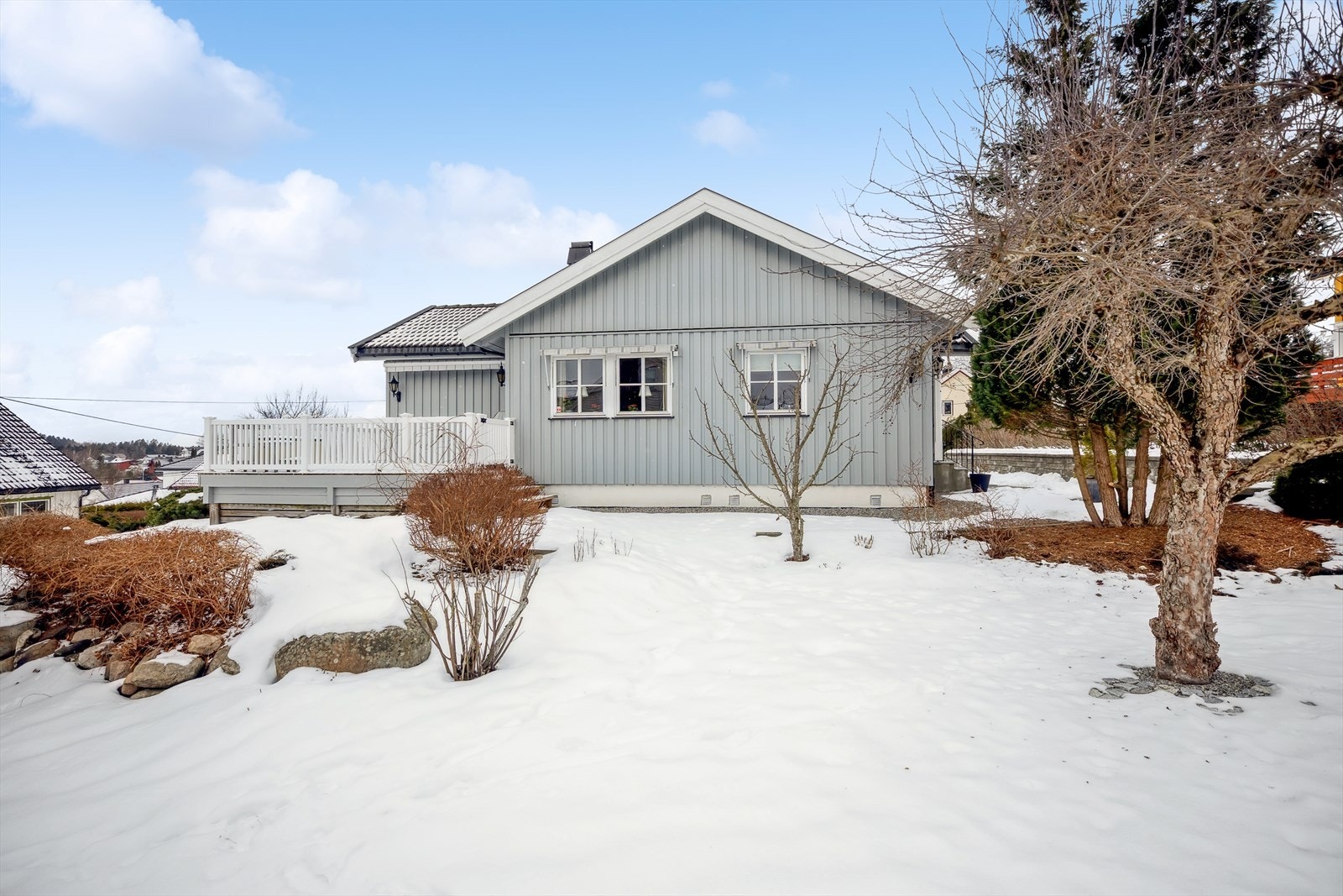 Uteområdet er meget pent opparbeidet med en rekke flotte beplantninger og nyter av gode solforhold Galleribilde