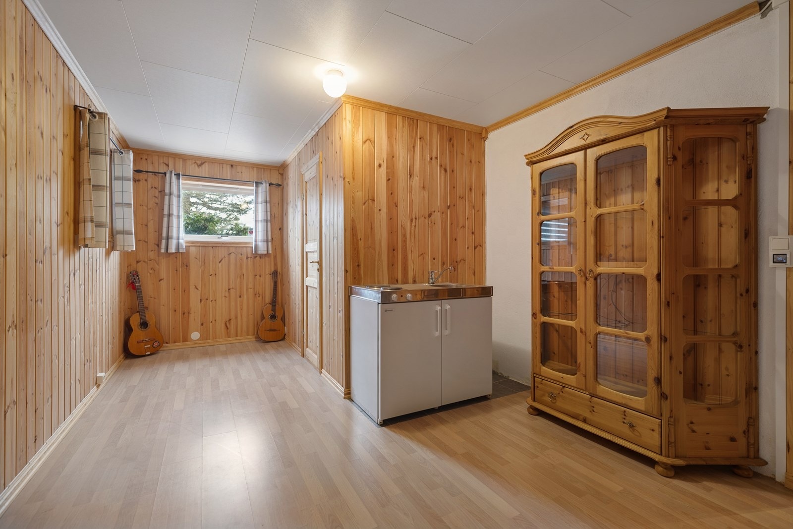 I kjellerstuen er det satt opp et mikrokjøkken, med vask, platetopp og kjøleskap (Rommet er ikke godkjent til varig opphold) Galleribilde