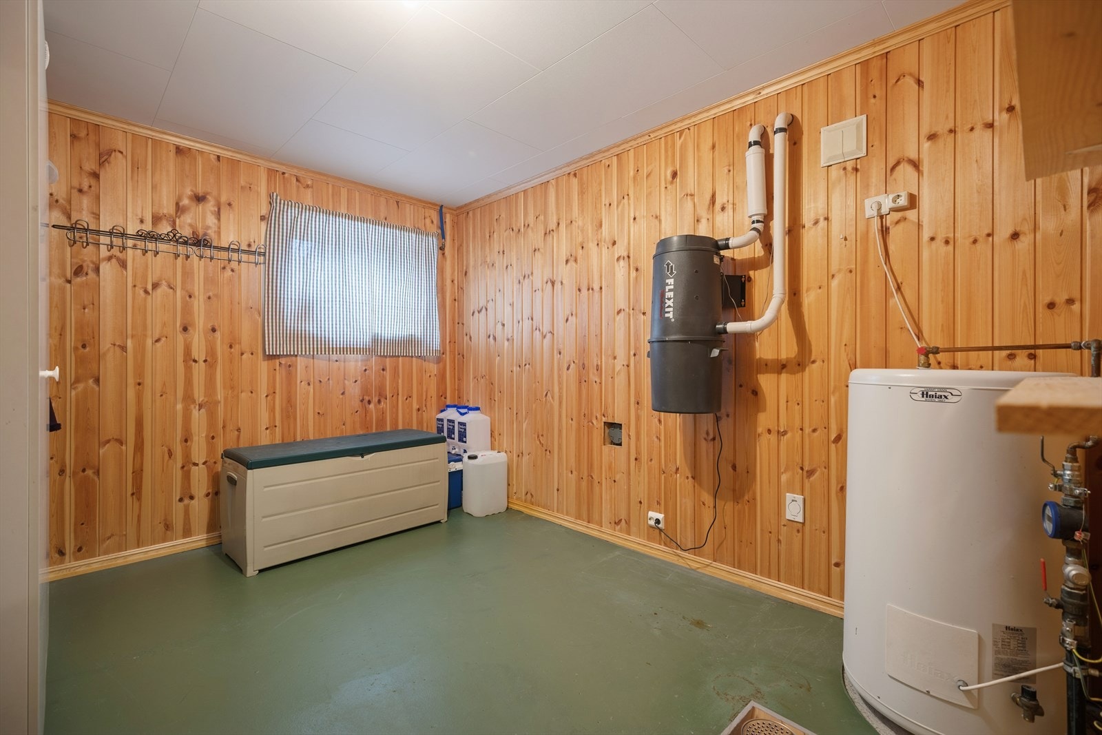 Teknisk rom i kjelleren Galleribilde