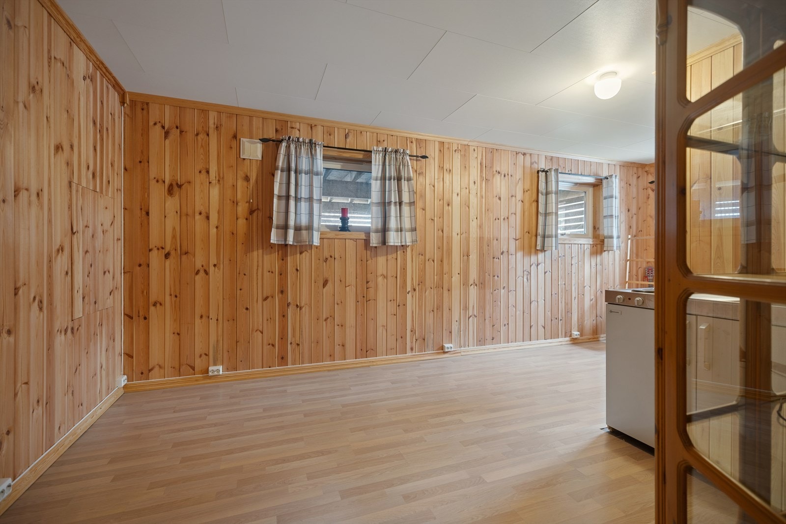 Kjellerstue med varmekabler i gulv - her er det muligheter for å etablere flere soverom eller hybel (Rommet er ikke godkjent til varig opphold) Galleribilde