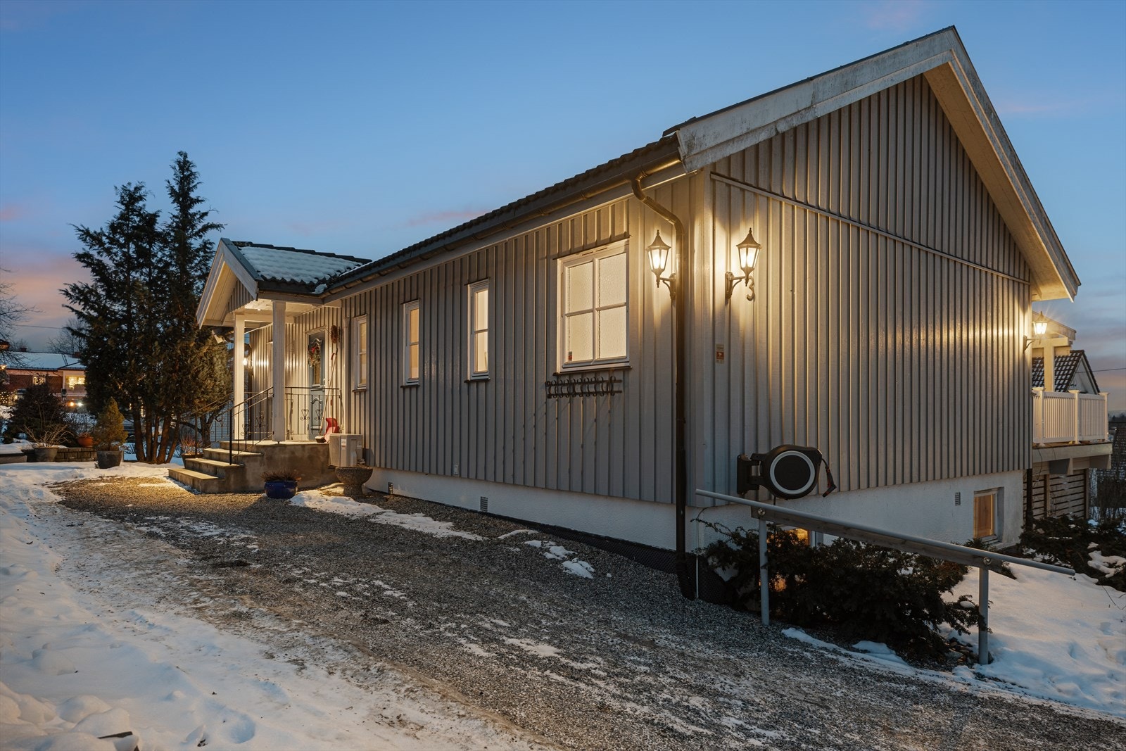 I tillegg til parkering i garasje har man også plass til flere biler på gårdsplassen Galleribilde