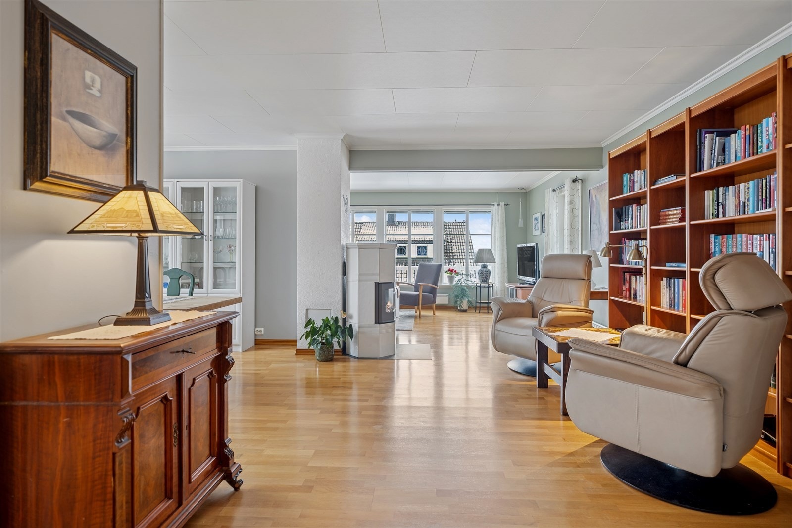 Stor og åpen stue med gode vindusflater som gir rikelig med naturlig dagslys Galleribilde