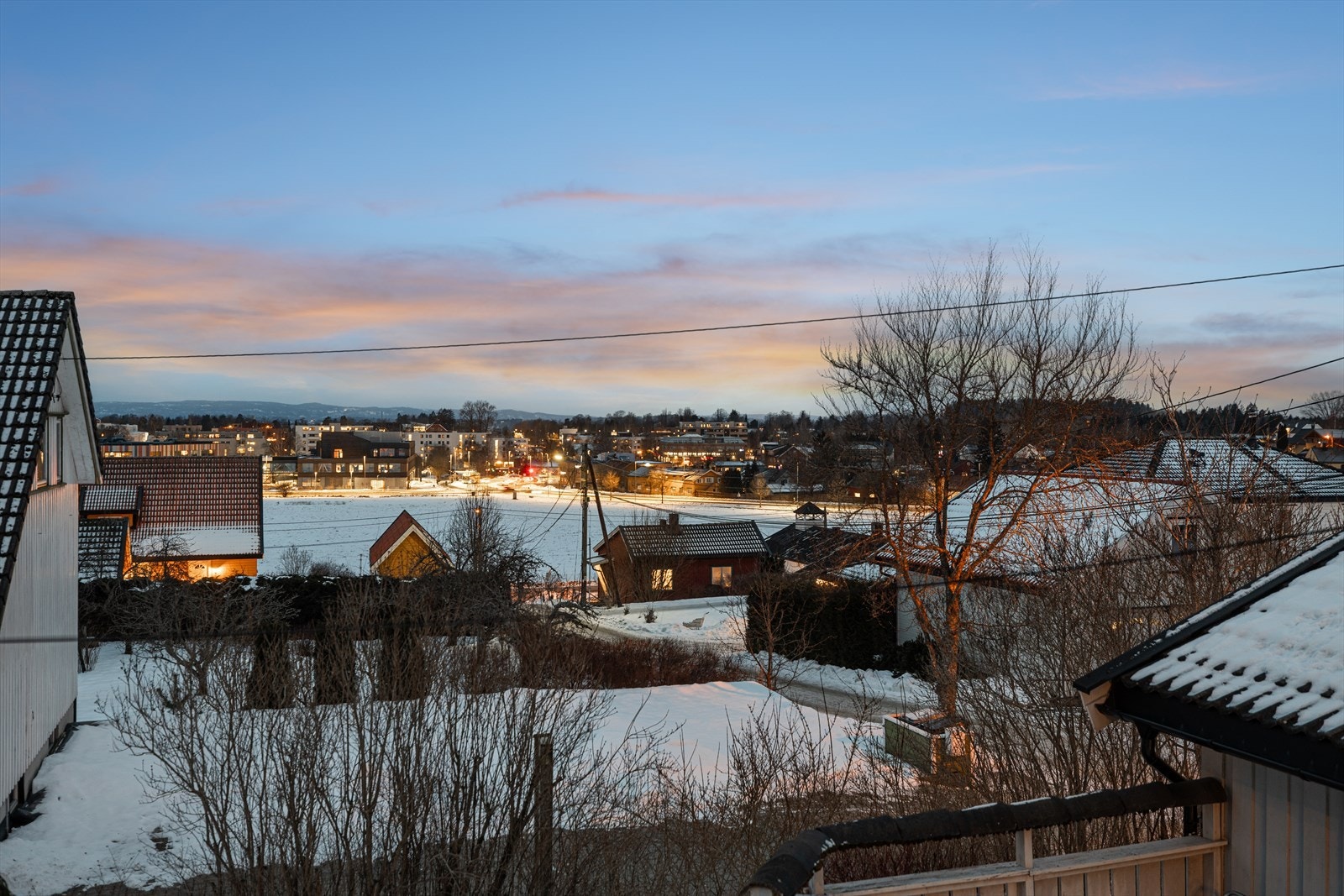 Fra stuen har man nydelig utsikt over Ås sentrum Galleribilde