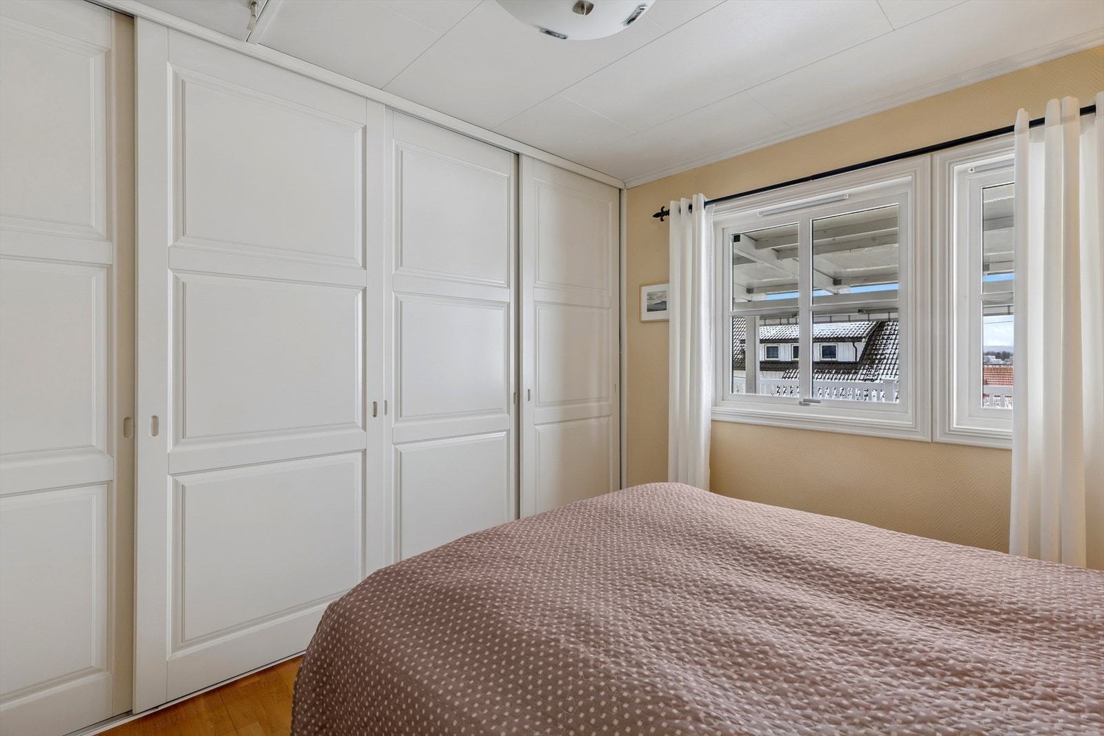 Soverom nr. 1 - dette soverommet har en stor skyvedørsgarderobe Galleribilde