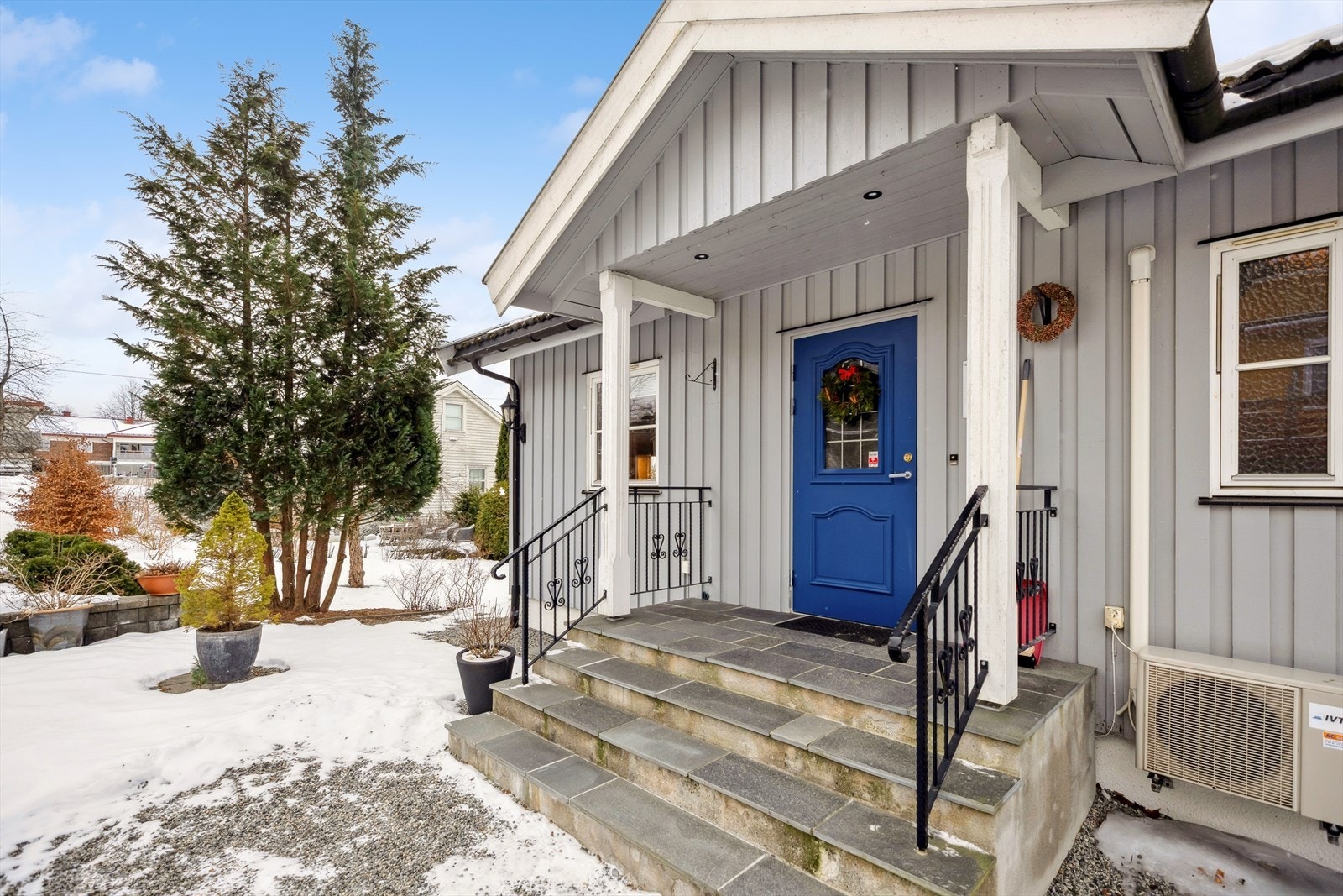 Et koselig overbygget inngangsparti med skiferbelagte trapper Galleribilde