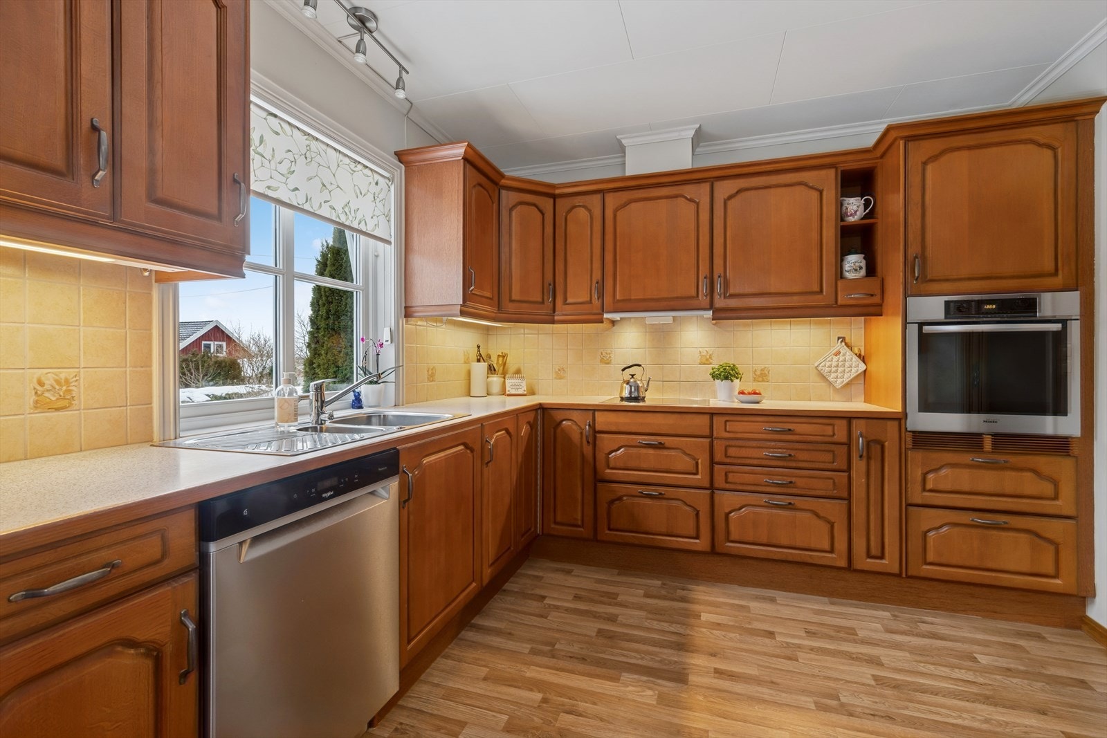 Kjøkkenet er fra kvalitetsleverandøren Sigdal og har rikelig med oppbevaringsmuligheter i både skuffer og skap Galleribilde