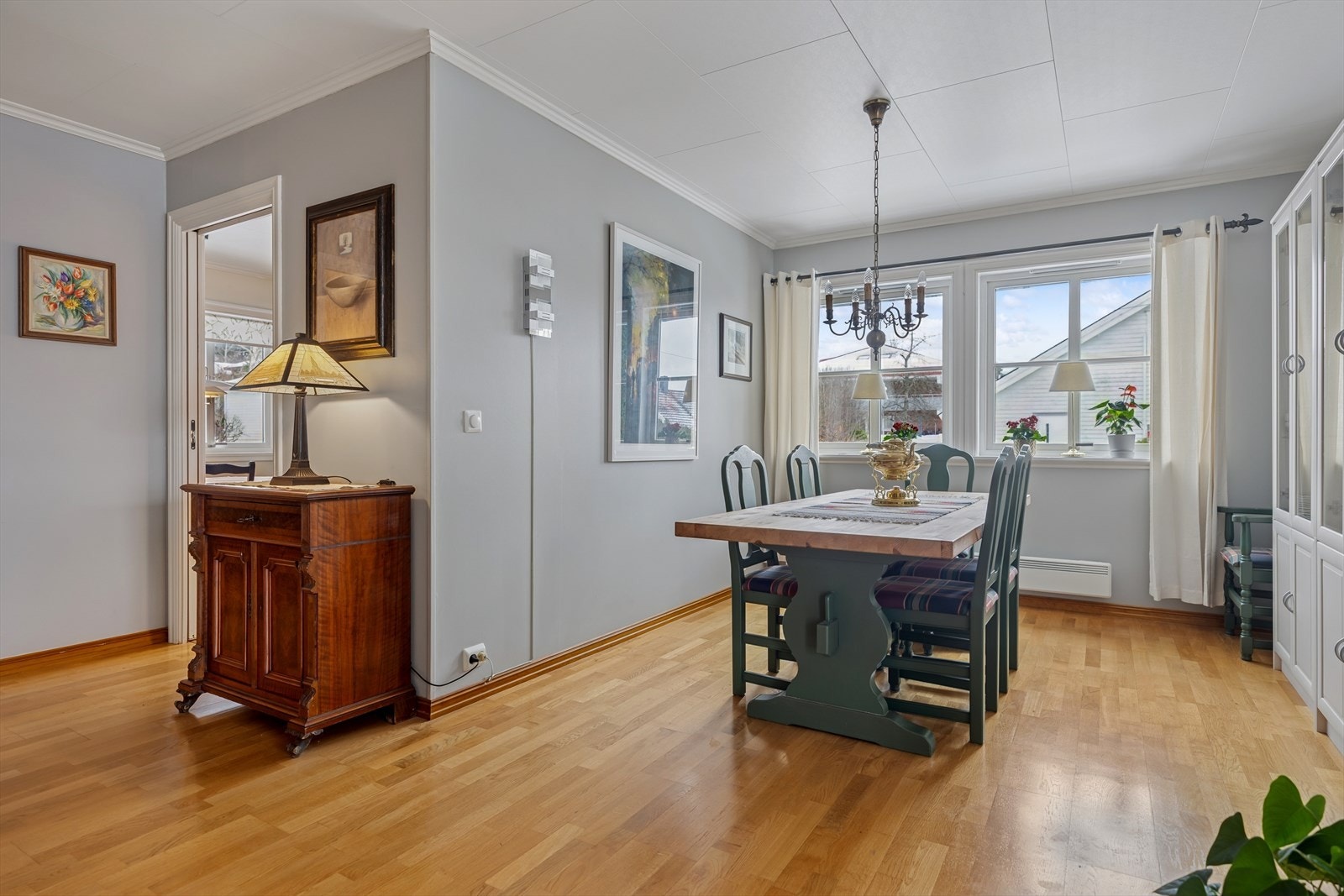 I tilknytning til stuen har man en romslig spisestue Galleribilde