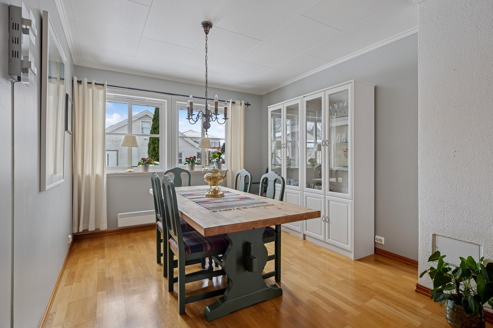 Her er det god plass til stort spisestuebord med tilhørende stoler Galleribilde