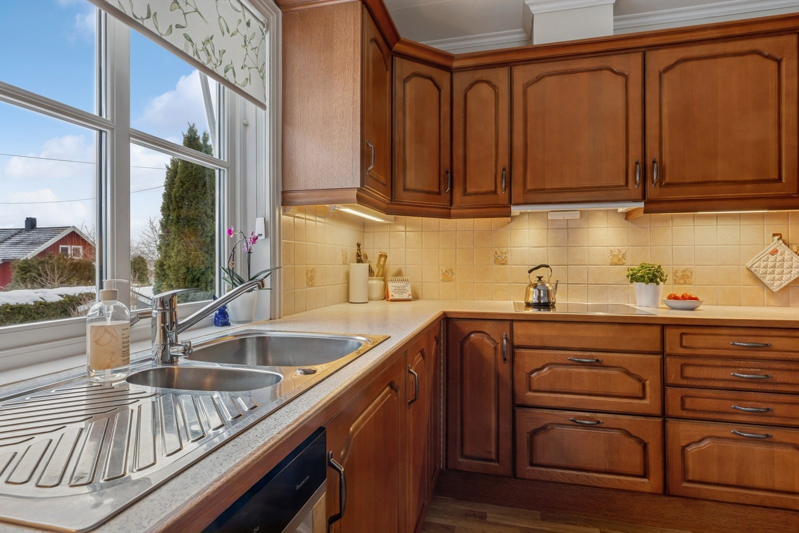 Gode vindusflater på kjøkkenet gir rikelig med naturlig dagslys Galleribilde