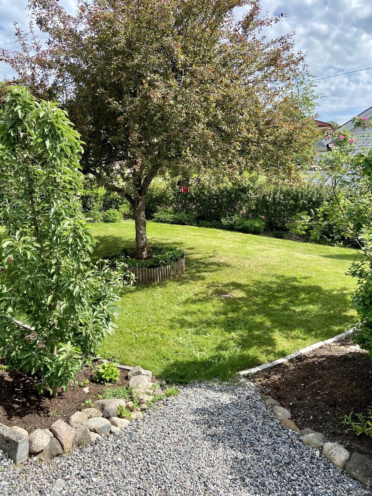 Eiendommen har en nydelig opparbeidet hage (Selgers private bilder) Galleribilde