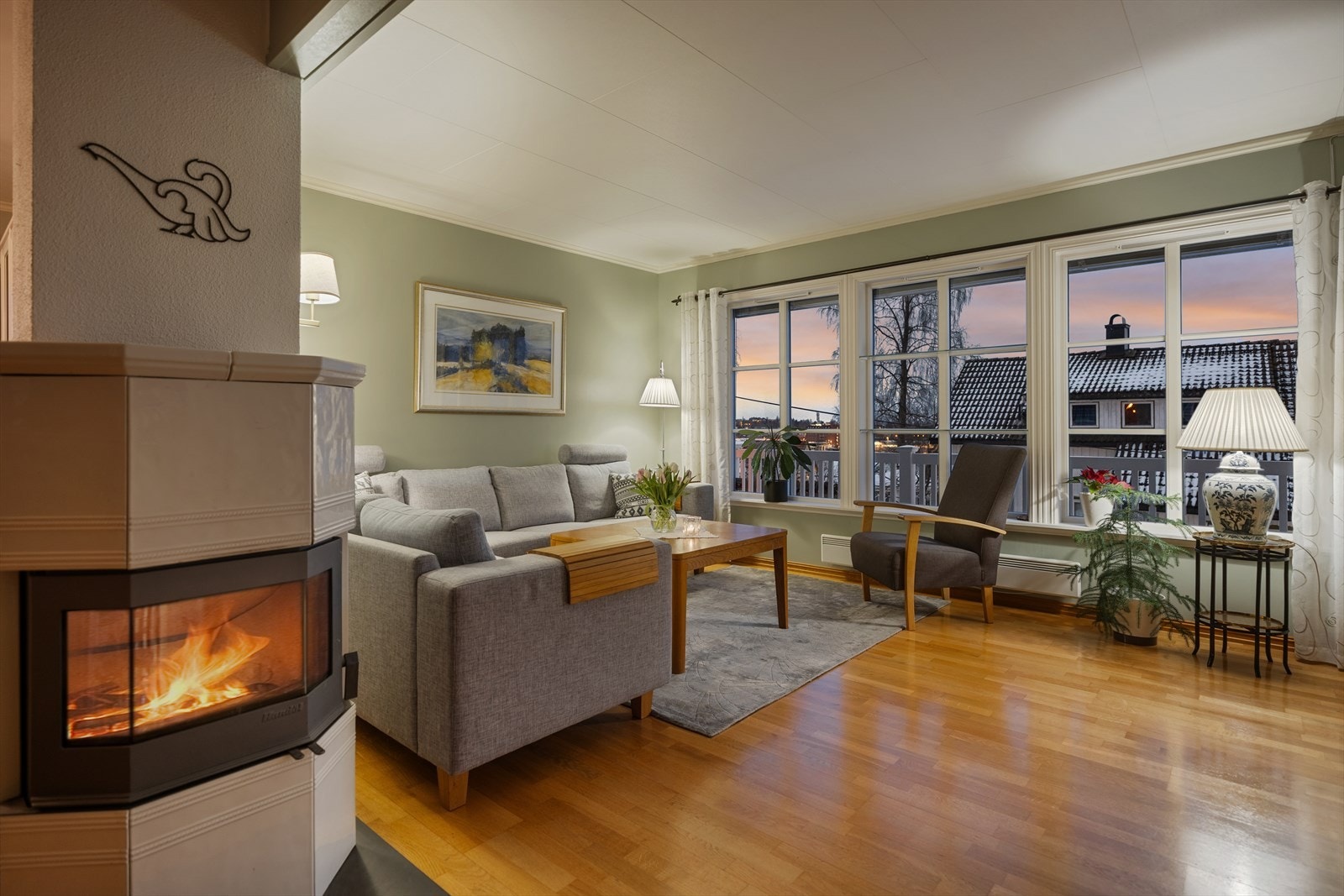 Lys og luftig stue med en herlig kakkelovn som varmer godt og gir en behagelig og lun stemning Galleribilde