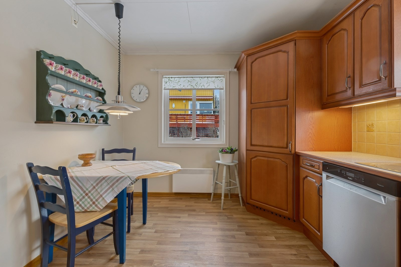 Boligen har et romslig kjøkken med god plass kjøkkenbord og tilhørende stoler Galleribilde