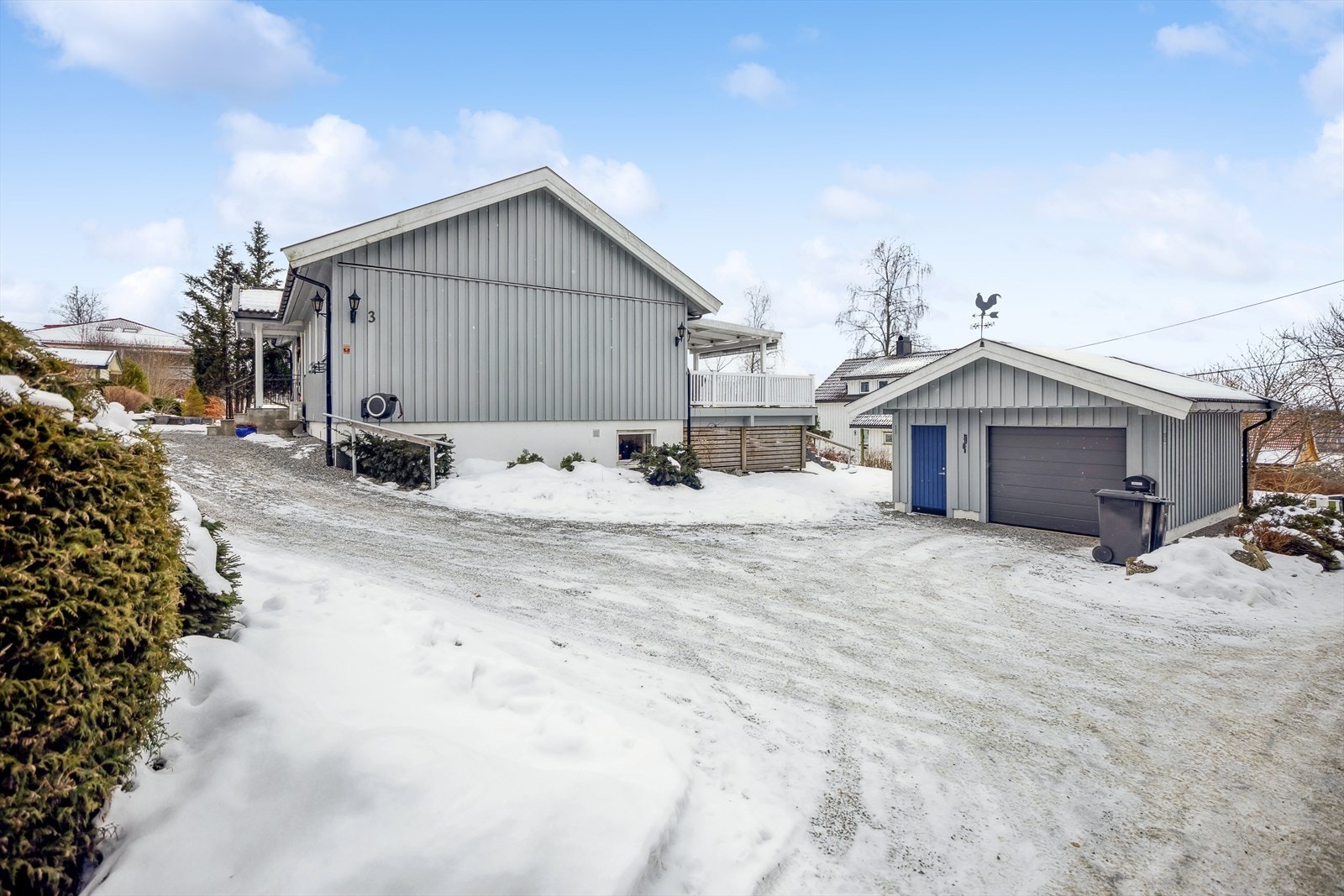 Eiendommen har en stor gårdsplass med gode parkeringsmuligheter - lader til elbil i garasje Galleribilde