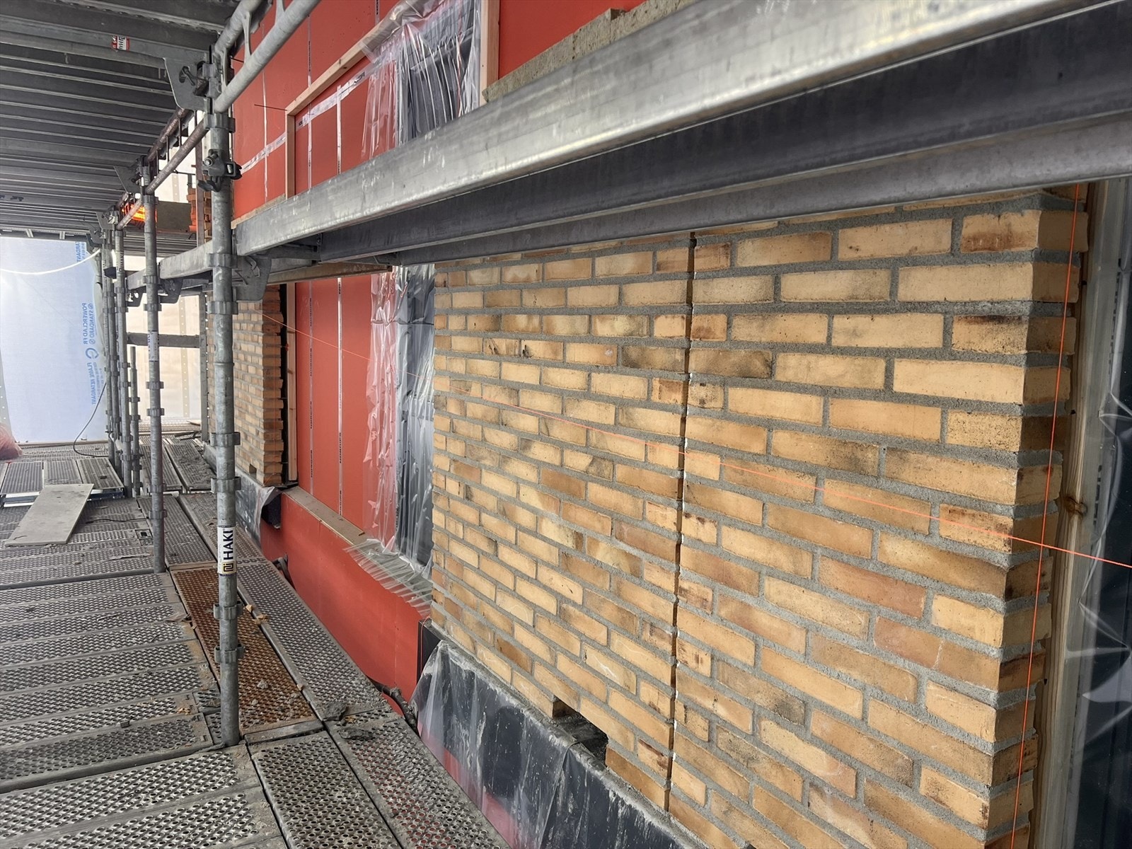 Bygget får en flott teglfasade med innslag av treverk og puss. Galleribilde