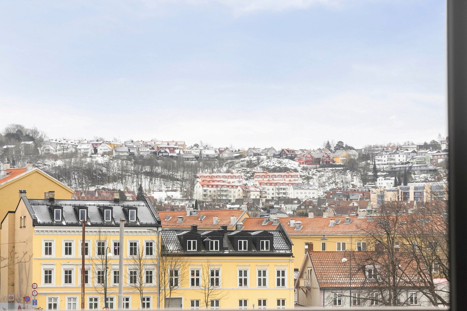 Leiligheten ligger i et attraktivt og veletablert boligområde mellom Kampen og Vålerenga i Oslo. Galleribilde