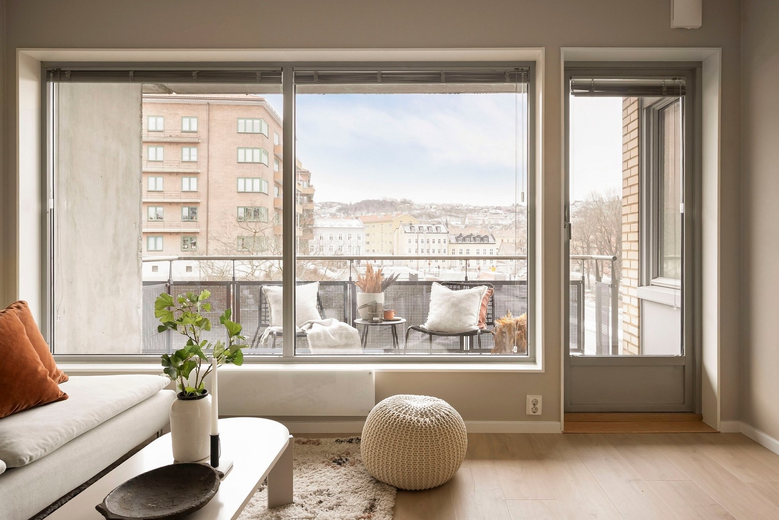 Fra stuen er det direkte utgang til en koselig balkong. Galleribilde