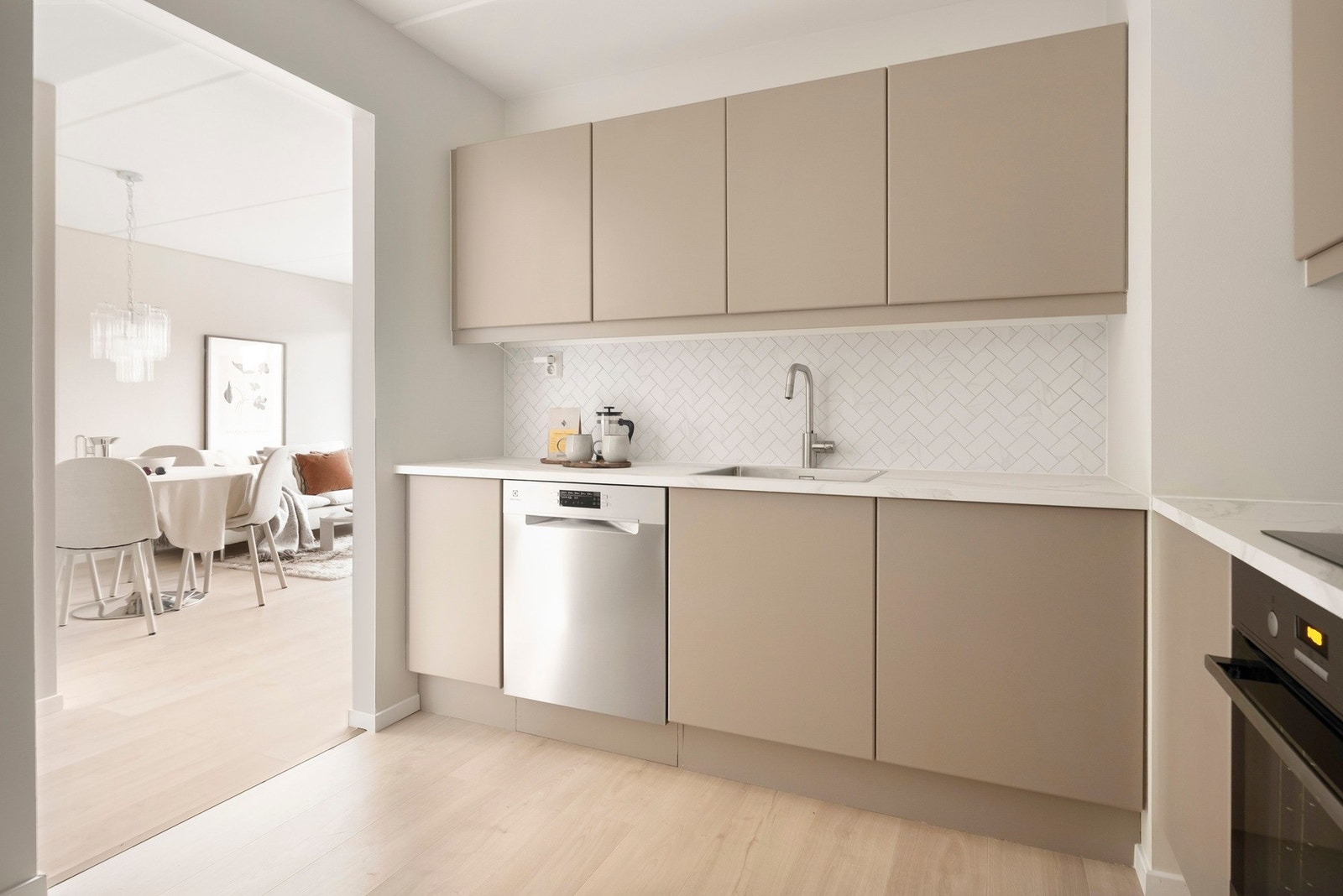 Pent og funksjonelt kjøkken fra Sigdal med gode arbeidsflater og rikelig med skap- og benkeplass. Galleribilde