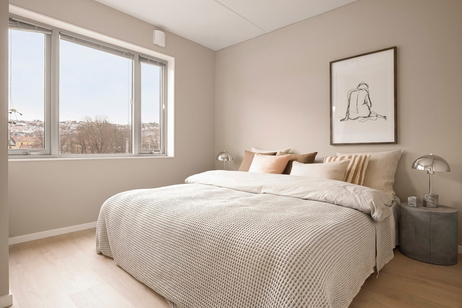 God plass til dobbelseng og nattbord på hver side. Galleribilde