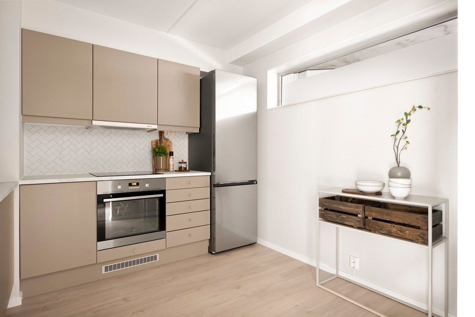 Kjøkkenet er utstyrt med induksjonstopp, stekeovn, ny oppvaskmaskin fra Electrolux og nytt kjøleskap fra Samsung, alt medfølger salget! Galleribilde