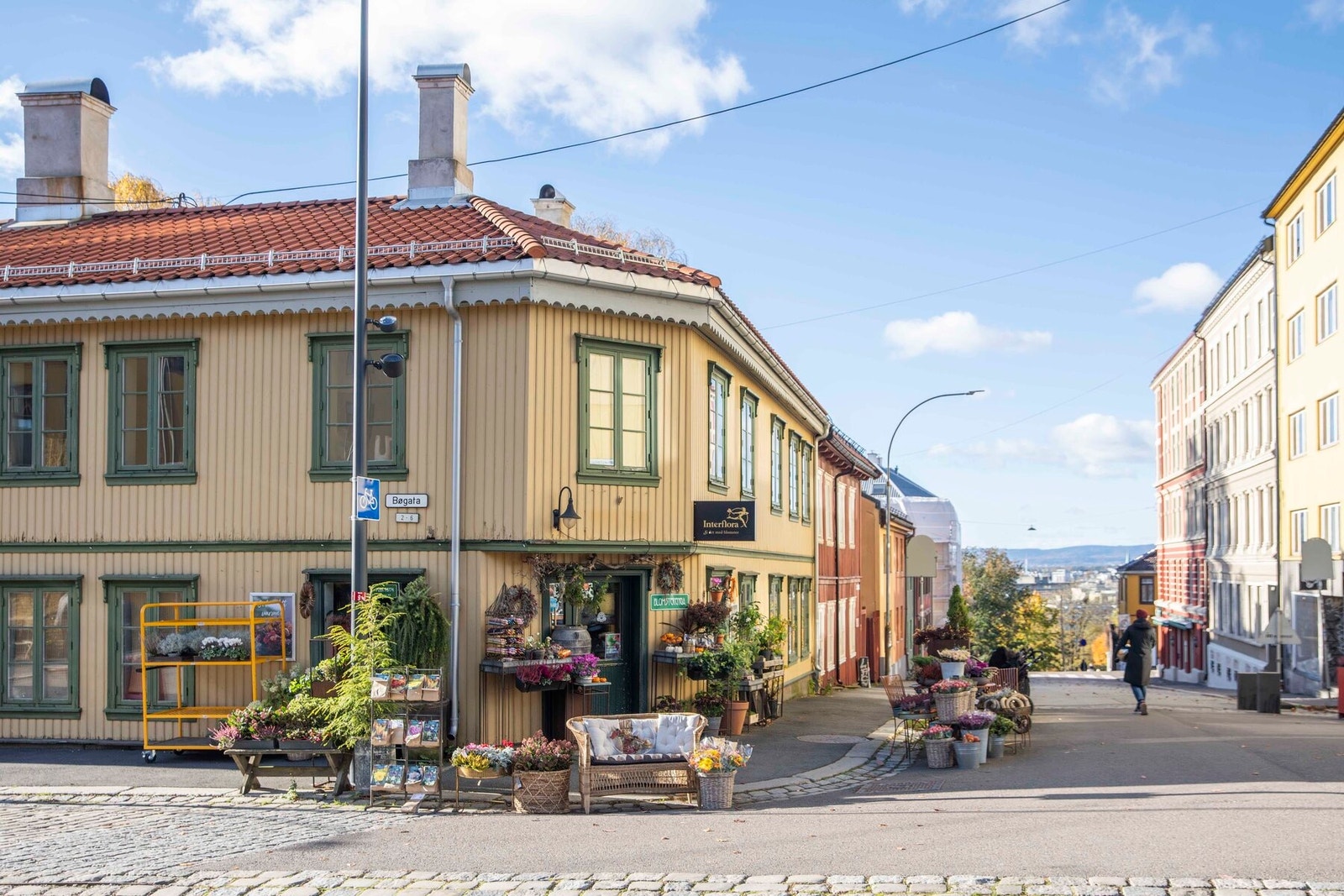 Området er preget av en harmonisk blanding av nyere bebyggelse, velholdte bygårder og sjarmerende eldre trehus. Galleribilde