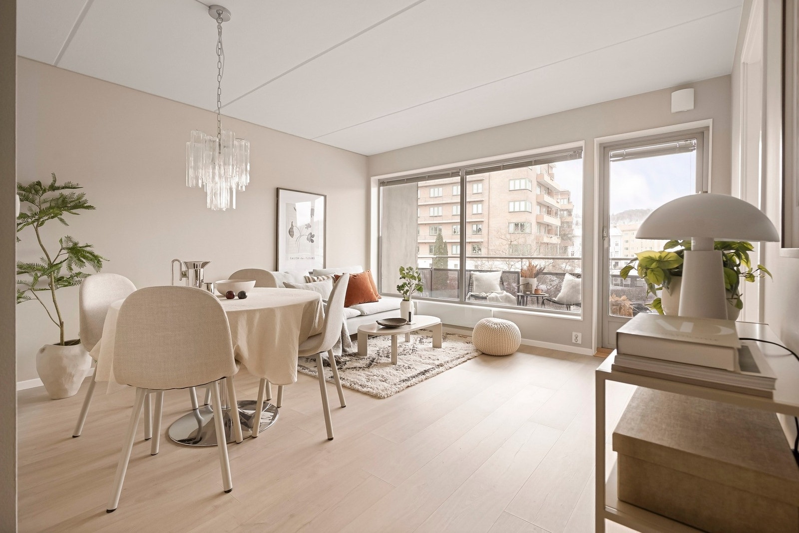 Videre kommer du til en stor og romslig stue med gode møbleringsmuligheter. Galleribilde