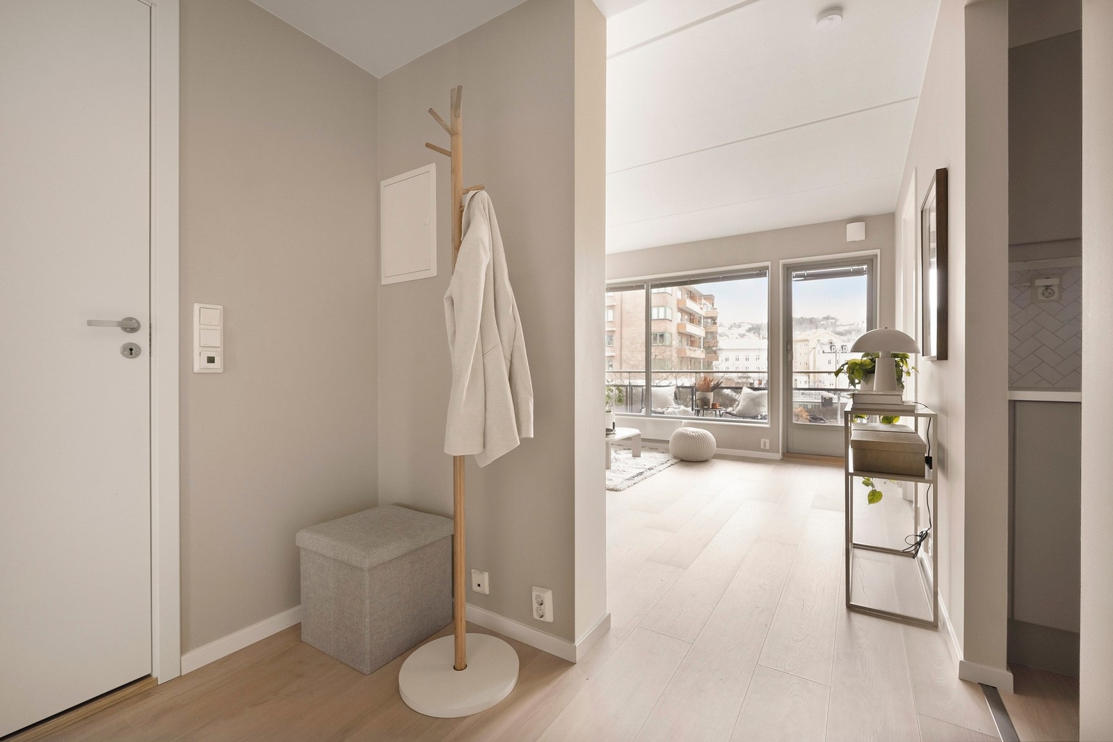 Det første som møter deg er en lys og fin entré som gir et godt førsteinntrykk av boligen. Galleribilde