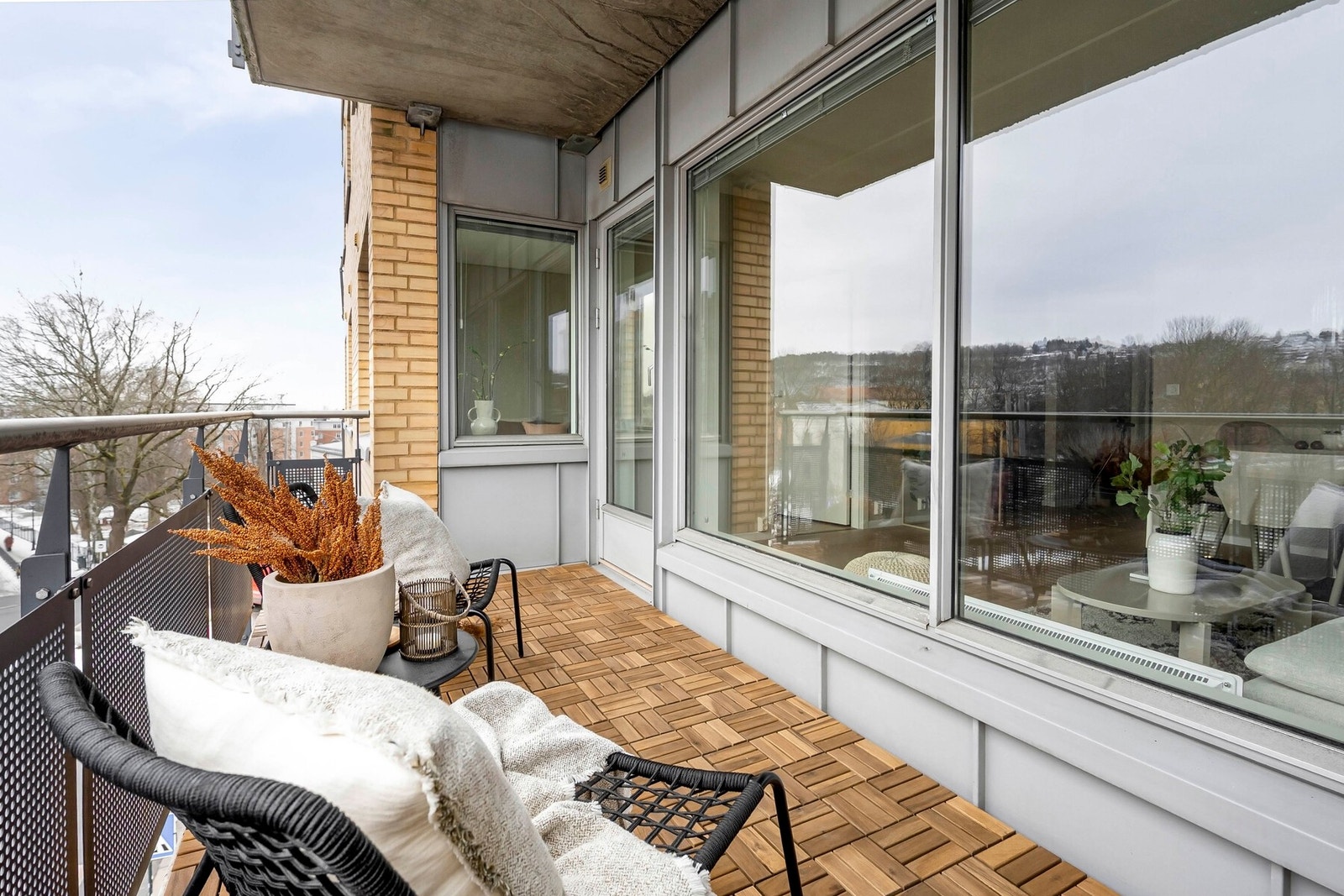 På sommerdager blir balkongen et naturlig samlingspunkt for hyggelige ettermiddager. Galleribilde