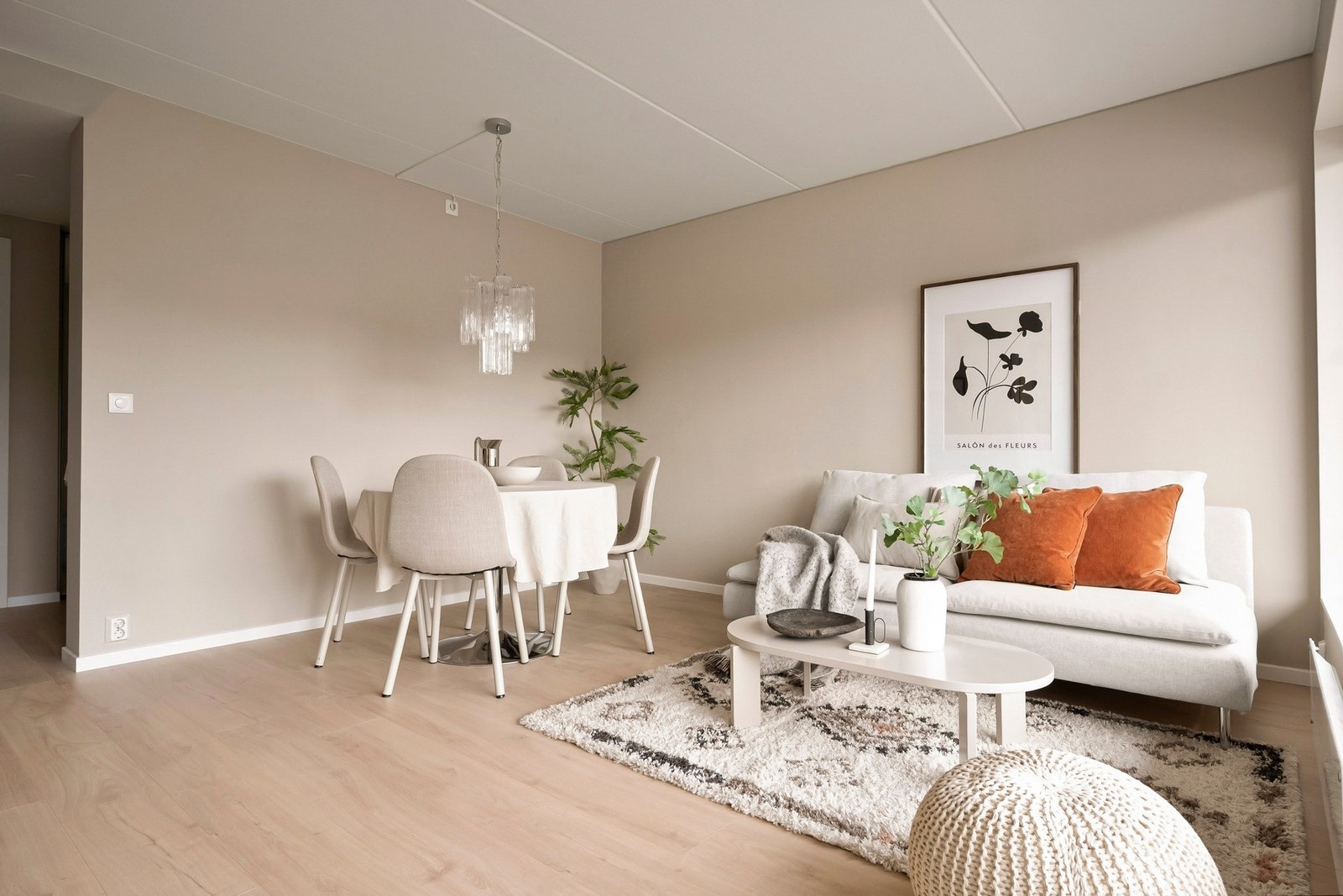 Her har du plass til både sofagruppe, spisebord og TV-løsning. Galleribilde