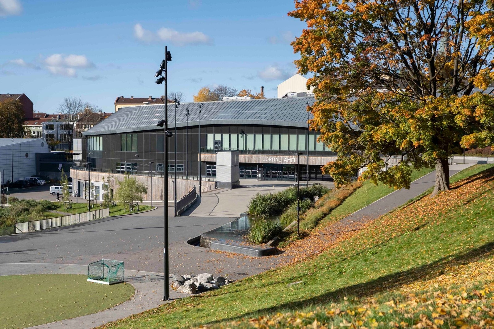 Boligen har umiddelbar nærhet til Jordal idrettspark, som tilbyr blant annet kunstgressbane, skøytehall, skateanlegg og fasiliteter for amerikansk fotball. Galleribilde