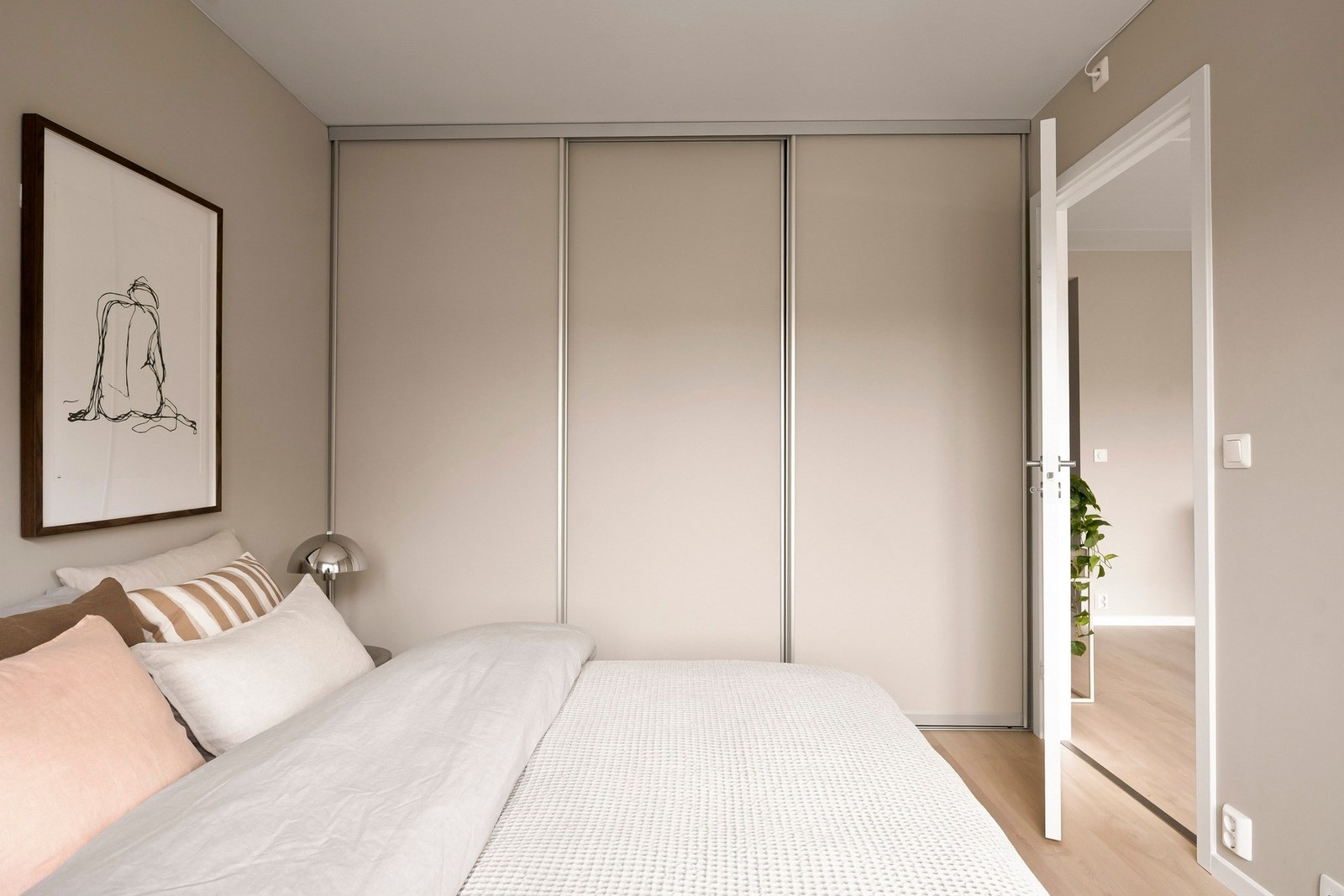Soverommet har i tillegg en stor, integrert skyvedørsgarderobe med god oppbevaringsplass. Galleribilde