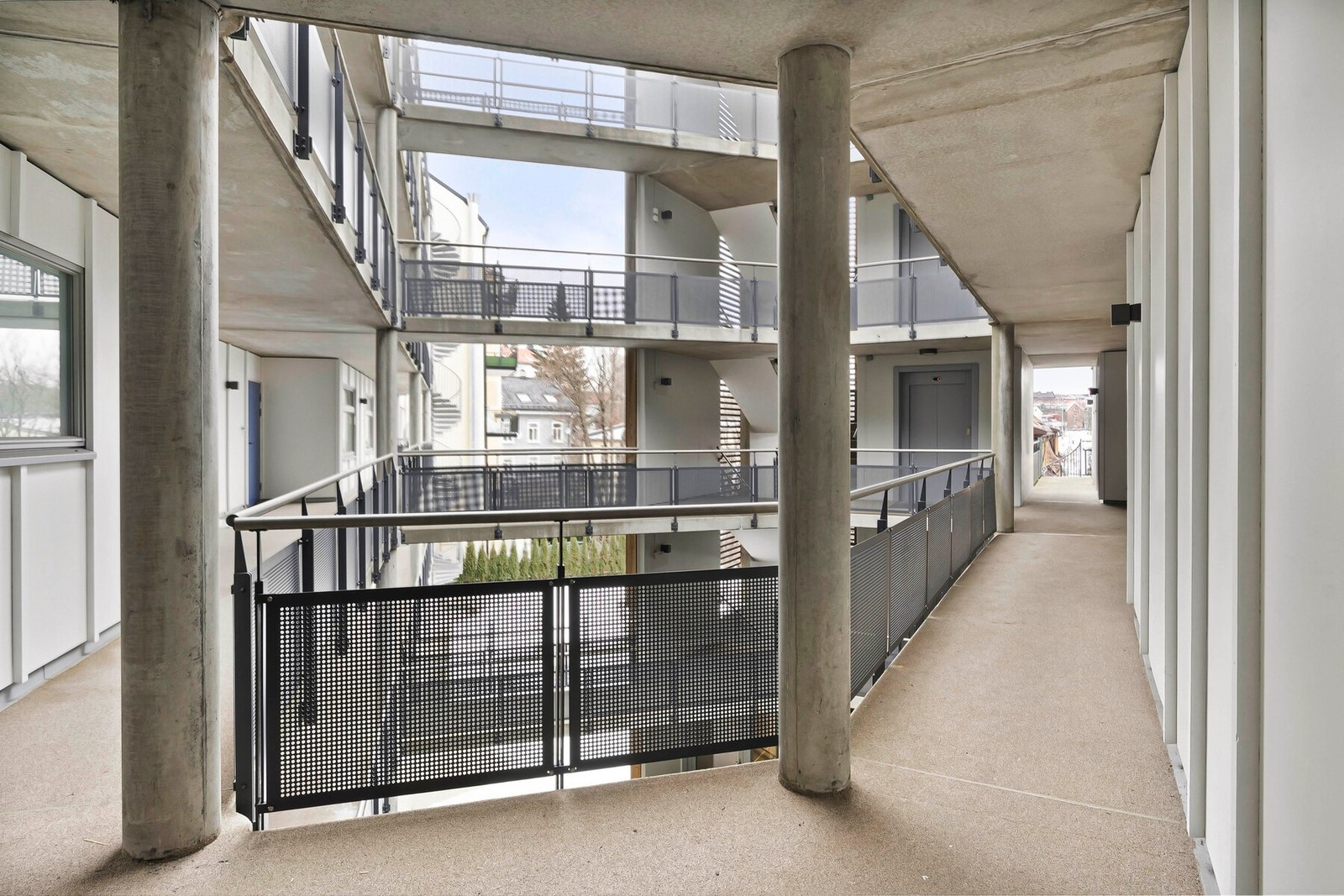 Adkomst til leiligheten via felles trappegang med heis samt svalgang. Galleribilde