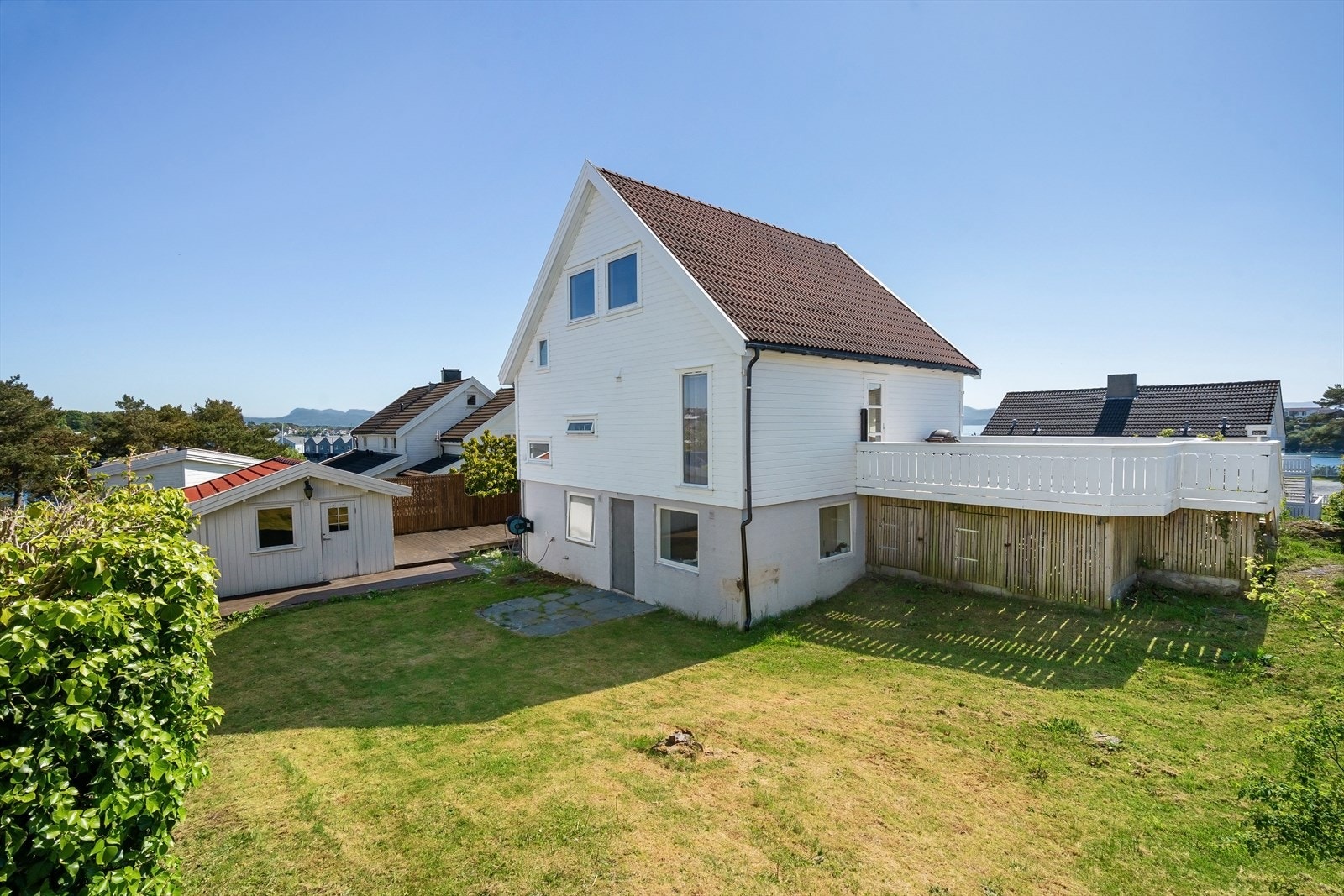 Boligen har stor hage på baksiden Galleribilde