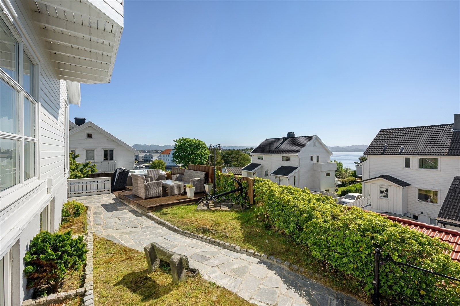 Fra boligen har man flott utsikt mot fjord og fjell Galleribilde