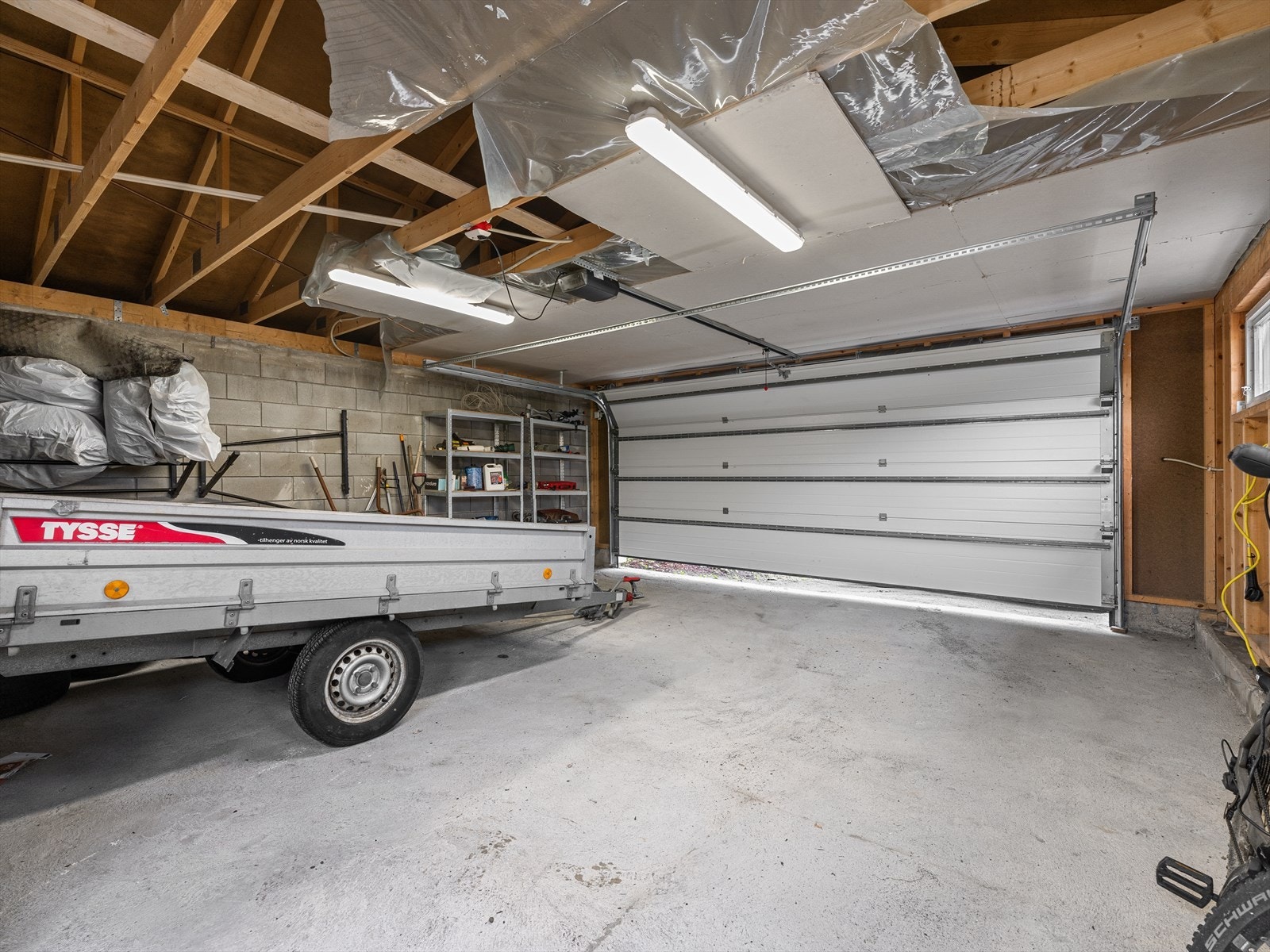 Dobbel garasje med elbillader Galleribilde