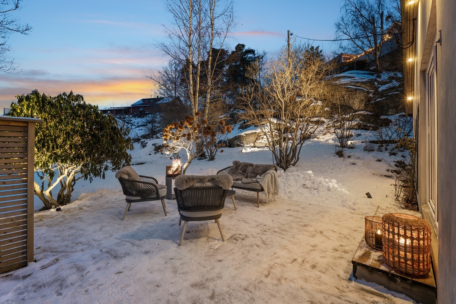 Tomten er pent opparbeidet med plen og beplantning som rammer inn en egen hyggelig hage, og gir et lunt og privat uteområde Galleribilde