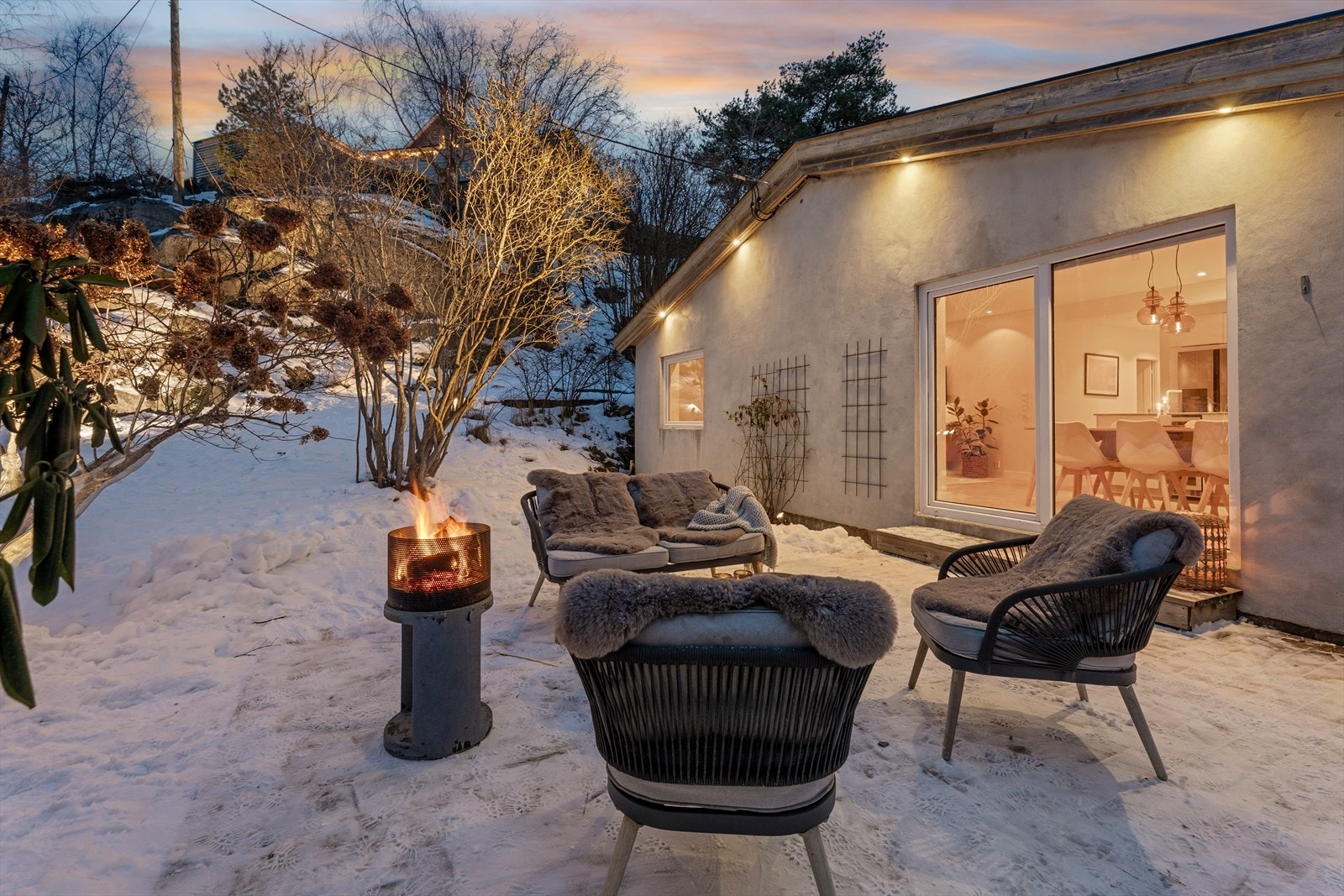 Kveldsstemning på terrassen - et lunt og rolig uteområde der dagen kan rundes av i rolige omgivelser Galleribilde