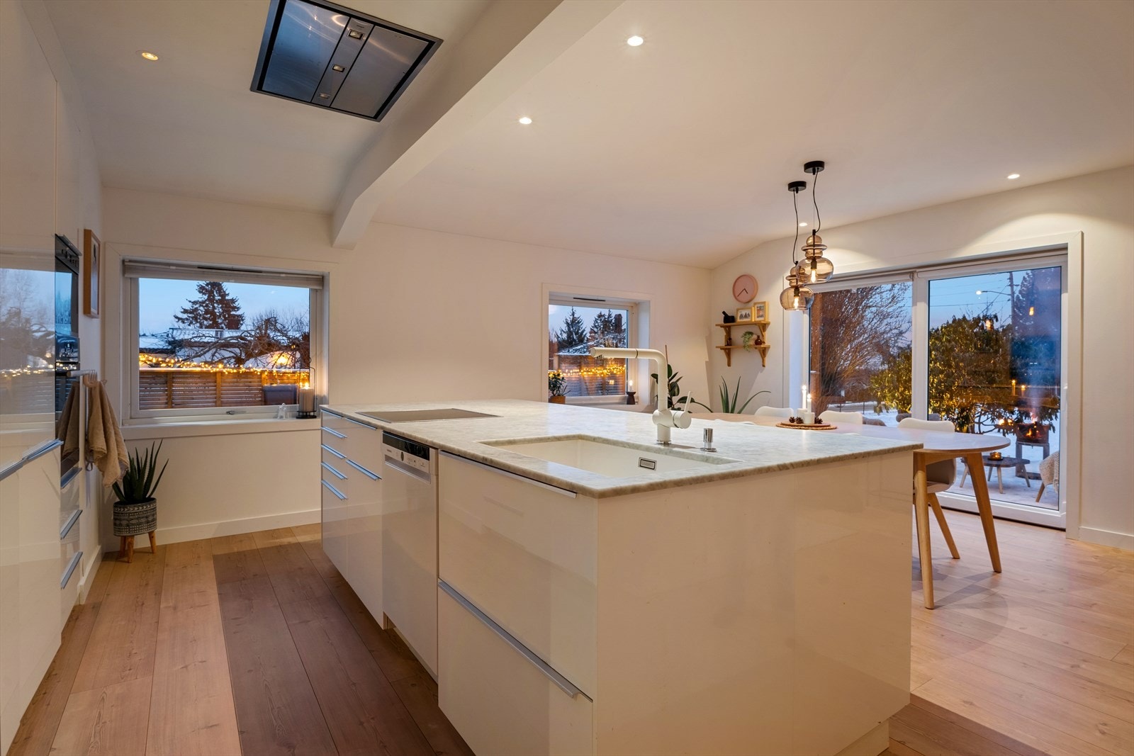 Boligen er gjennomgående modernisert og byr på en smart planløsning, tidsriktige overflater og moderne innredninger - smakfullt, stilrent og tidløst Galleribilde