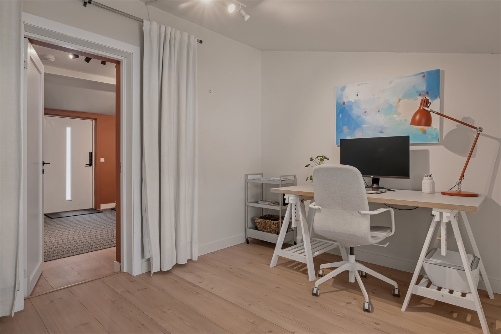 Det ene soverommet benyttes i dag til hjemmekontor - fleksibel utforming gjør dem godt egnet til alt fra barnerom, gjesterom til hjemmekontor Galleribilde