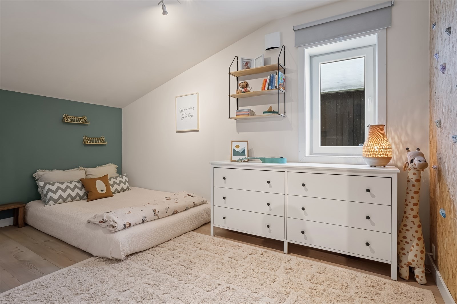 Store vindusflater slipper inn rikelig med naturlig lys og skaper en behagelig og avslappende atmosfære Galleribilde