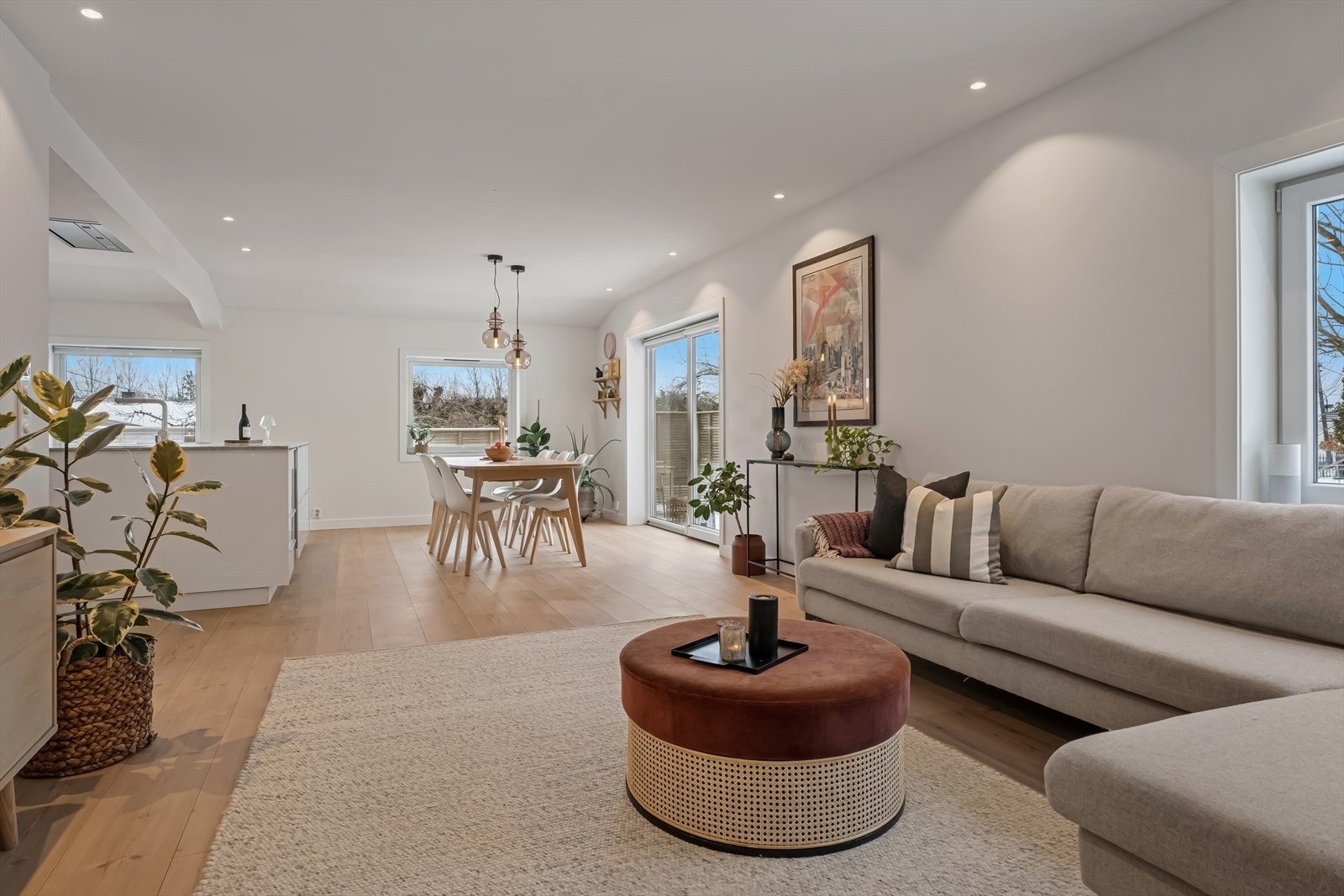 Vel inne i boligens hjerte møtes du av stue og kjøkken i en åpen og moderne løsning - et sosialt og innbydende oppholdsrom med gjennomgående god kvalitet Galleribilde