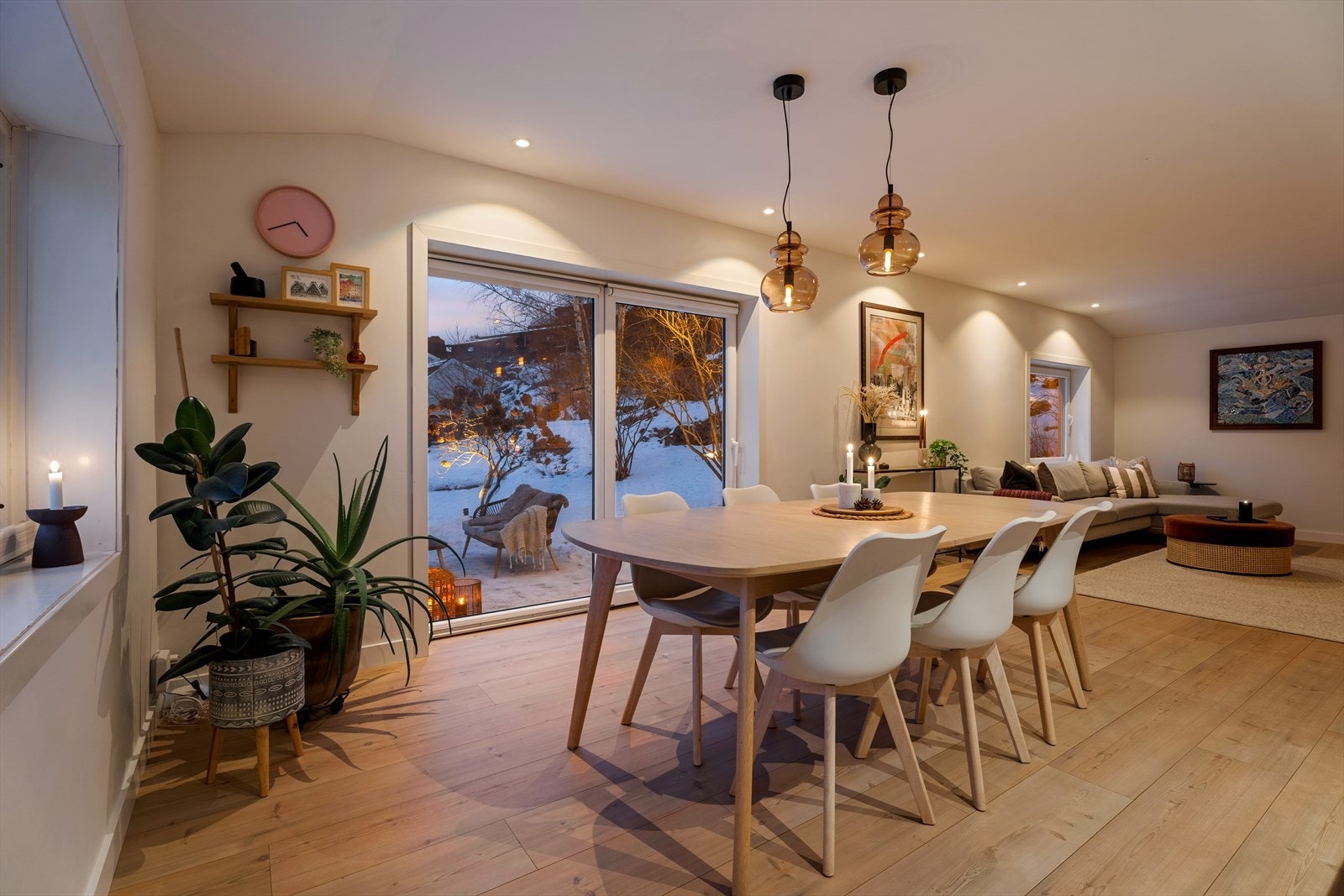 Praktisk og modernisert bolig på ett plan, med god standard, romslig tomt, stor terrasse og en skjermet beliggenhet i naturskjønne omgivelser syd for Drøbak sentrum Galleribilde