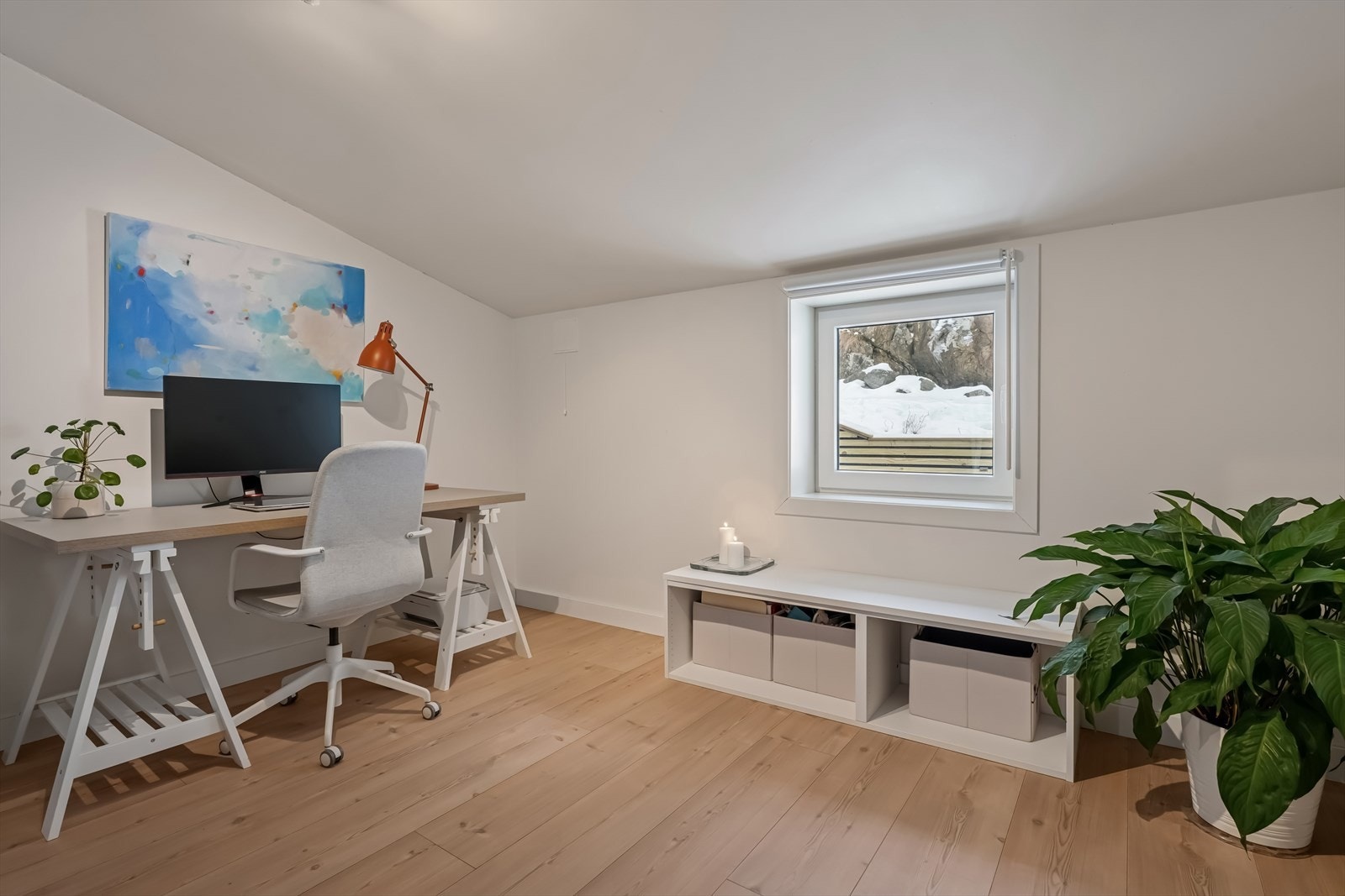 Soverommene har vegger og gulv med samme kvalitet som i resten av boligen, noe som gir et helhetlig og harmonisk inntrykk Galleribilde