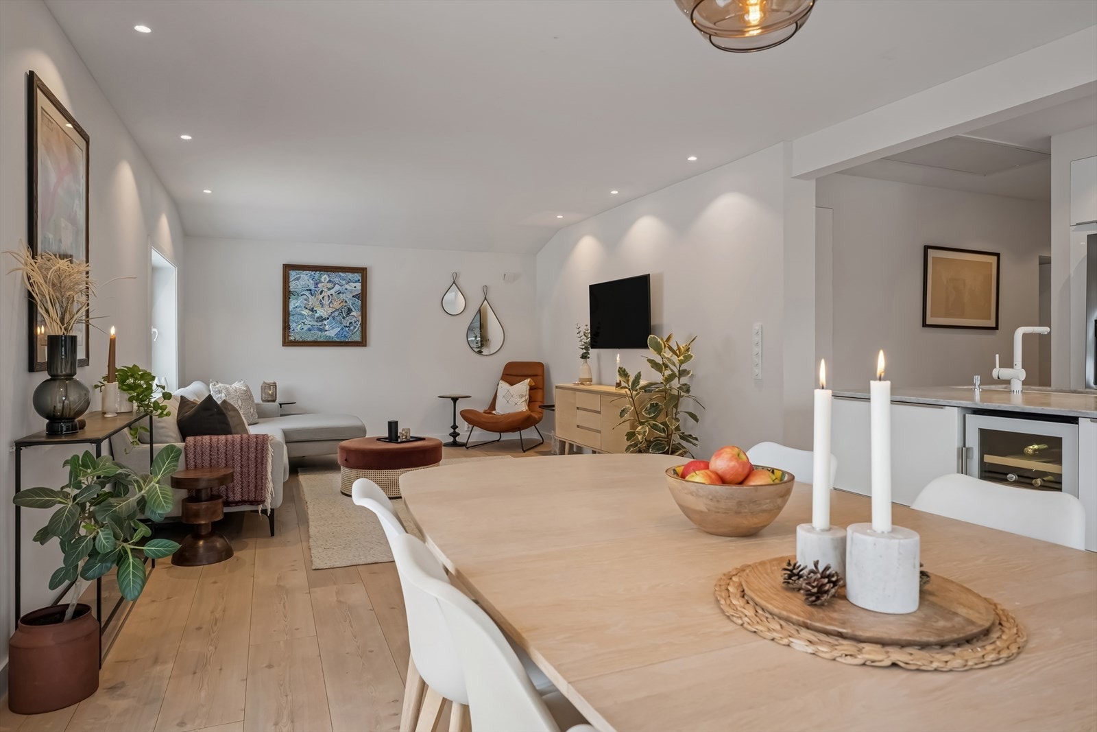 Stuen har god plass til salong, stoler, puffer og øvrige møbler som bokhyller og TV-løsning Galleribilde