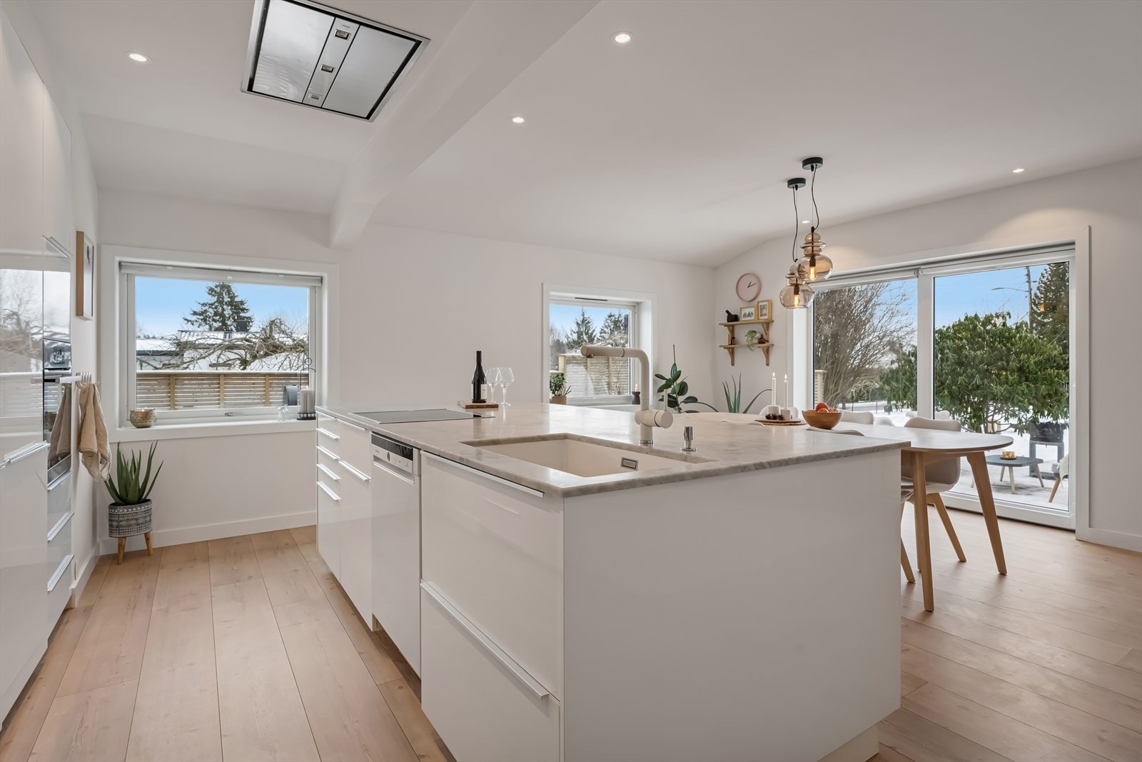 Kjøkkenet har praktisk parallelløsning kombinert med en funksjonell kjøkkenøy som gir gode arbeidsflater, og rikelig oppbevaringsplass i både skuffer og skap Galleribilde