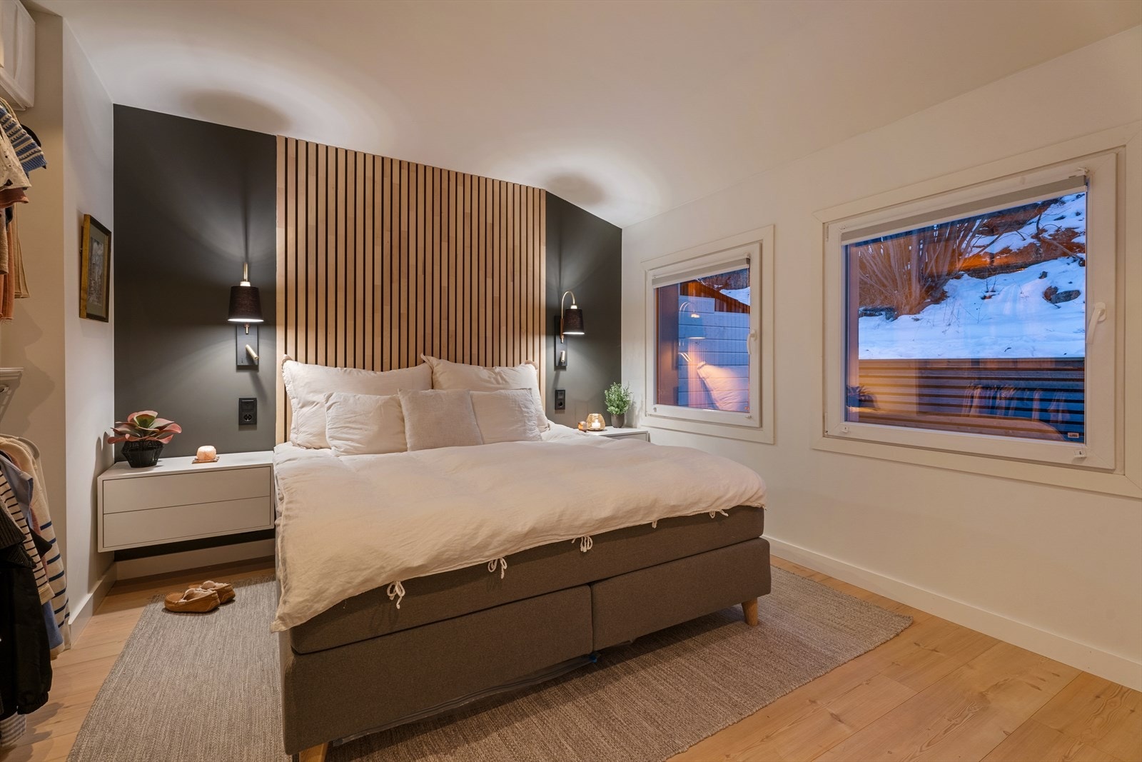 Boligen har fire innbydende soverom, alle med god plass til seng og tilhørende møbler Galleribilde