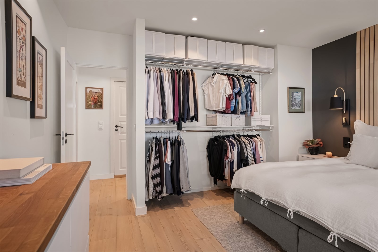 Hovedsoverommet utmerker seg med en stilfull og funksjonell garderobeløsning som gir en følelse av hverdagsluksus Galleribilde