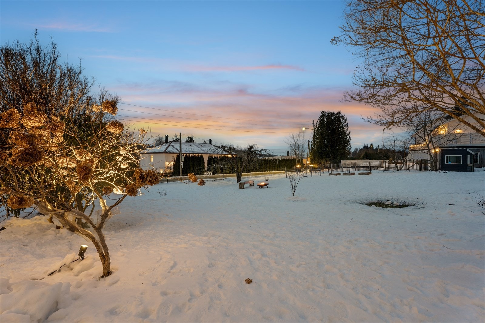Boligen ligger i et etablert og populært nabolag med nærhet til naturen. Her får du det beste av to verdener - nærhet til både natur og byliv Galleribilde