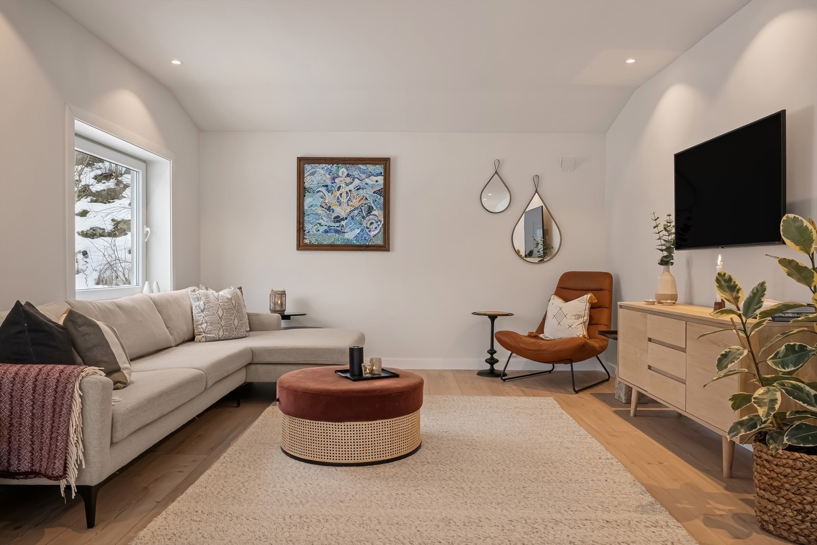 Gulvene er belagt med klassisk enstavs laminat, og sammen med god takhøyde, lyse vegger og store vindusflater skapes en lys og behagelig atmosfære Galleribilde