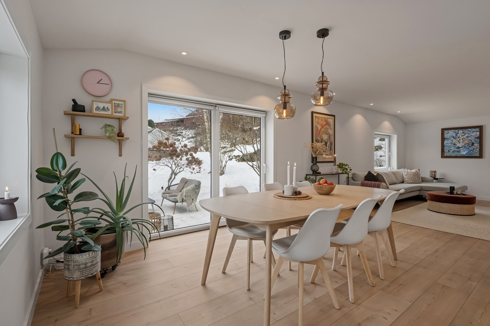 Stuen har rikelig med plass til både sofagruppe og spisestue, og rommet deles naturlig inn i funksjonelle soner Galleribilde