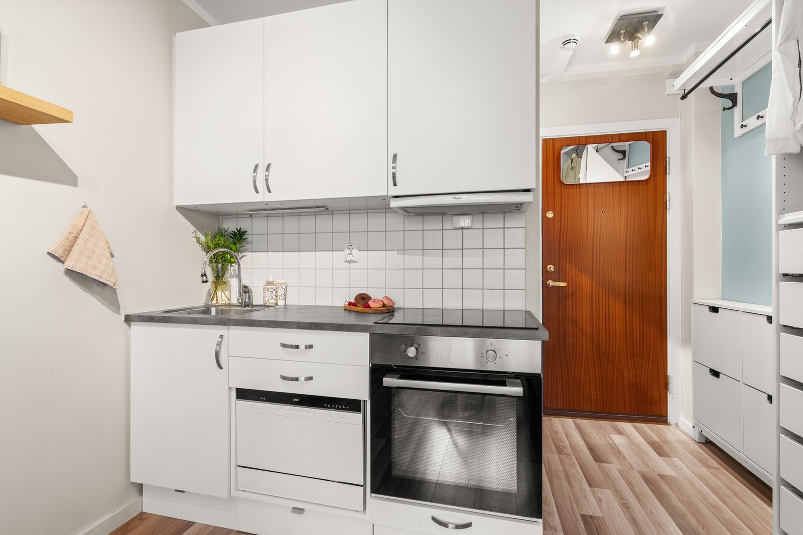 Fin HTH kjøkkeninnredning fra 2014, med glatte hvite fronter. Galleribilde